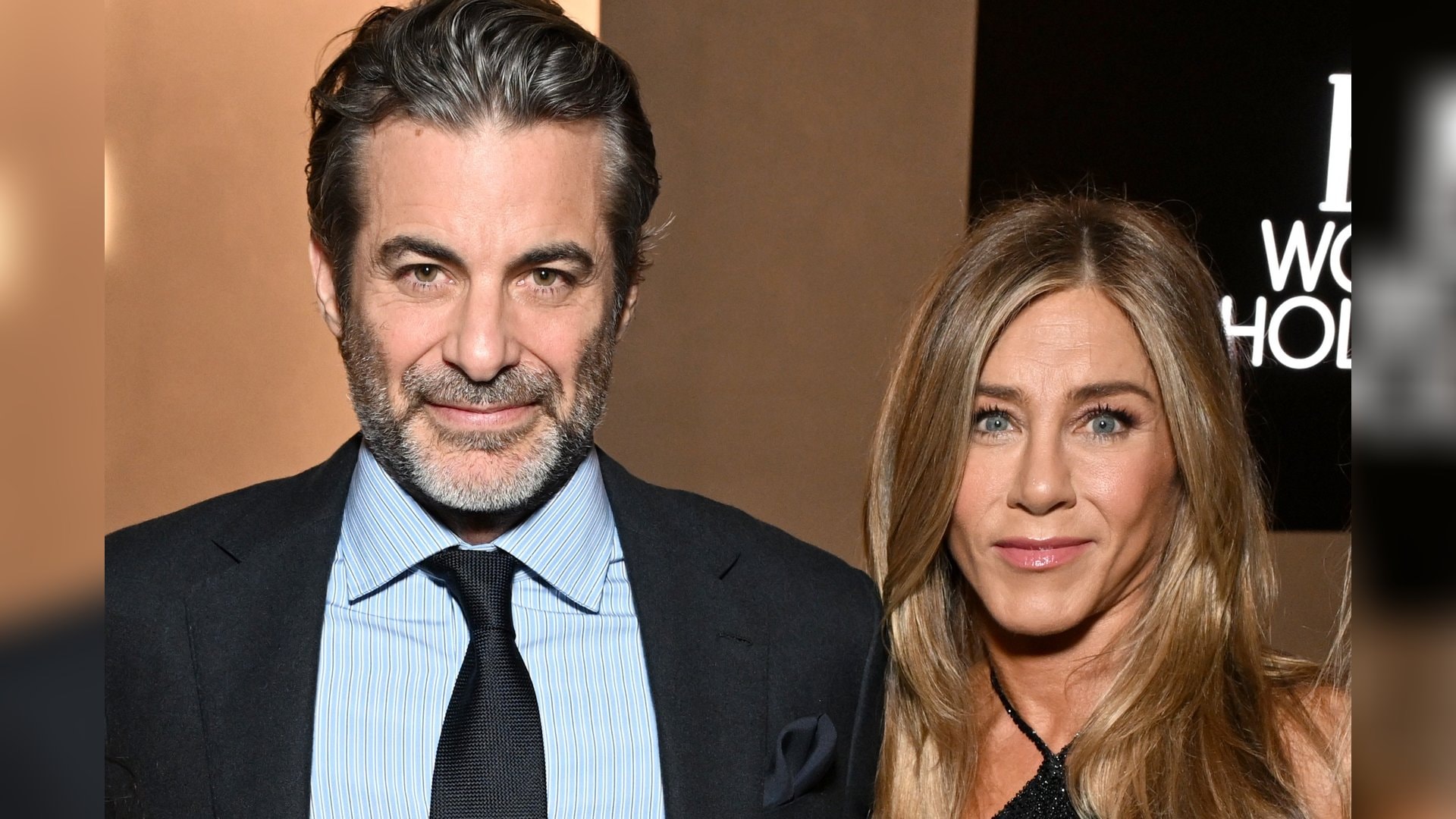 Jim Curtis und Jennifer Aniston machten ihre Liebe im Herbst 2025 öffentlich.