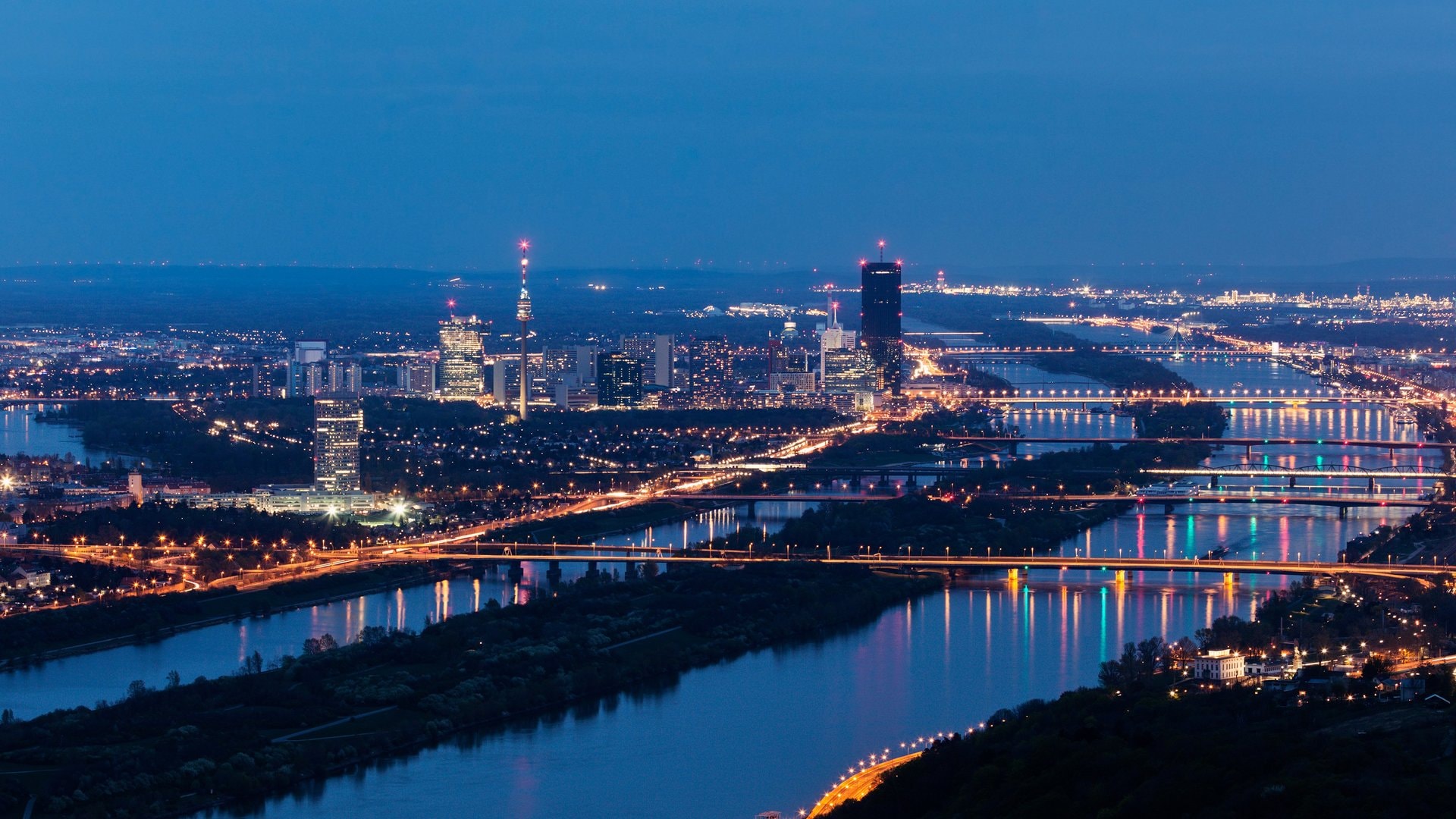 Wien glänzt nicht nur durch seine grossen Sehenswürdigkeiten, sondern durch das Leben dazwischen. Wer den Touristenpfaden entkommt, entdeckt Nachbarschaften, in denen Geschichte und Gegenwart leise ineinandergreifen. Dieses Wien gibt es jenseits von Prater, Stephansdom und Co. zu entdecken.