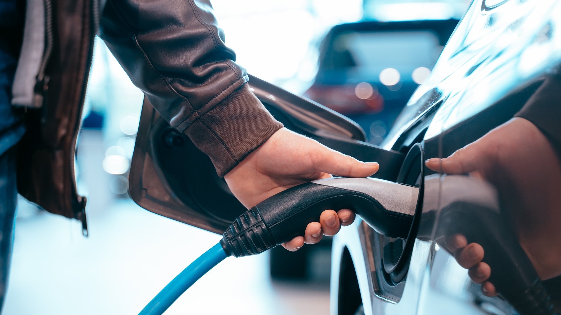 Der ADAC hat die 30 sparsamsten Elektroautos analysiert. Dabei zeigt sich: Der Verbrauch pro Kilowattstunde auf 100 Kilometer hängt nicht zwingend mit der Grösse oder dem Gewicht des Fahrzeugs zusammen. Diese Autos verbrauchen weniger Strom als andere in ihrer Klasse.