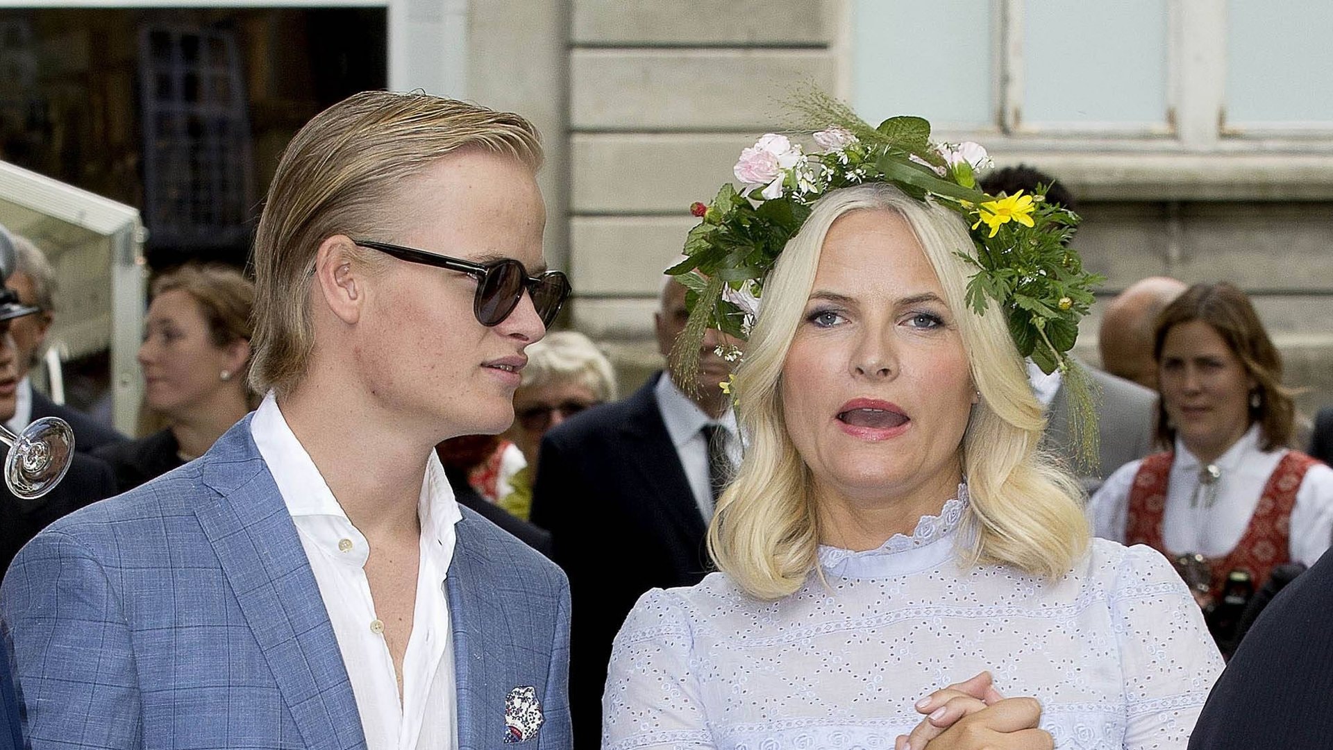 Marius Borg Høiby darf das Gefängnis mit Fussfessel verlassen, Mette-Marit wurde bereits aus der Klinik entlassen.