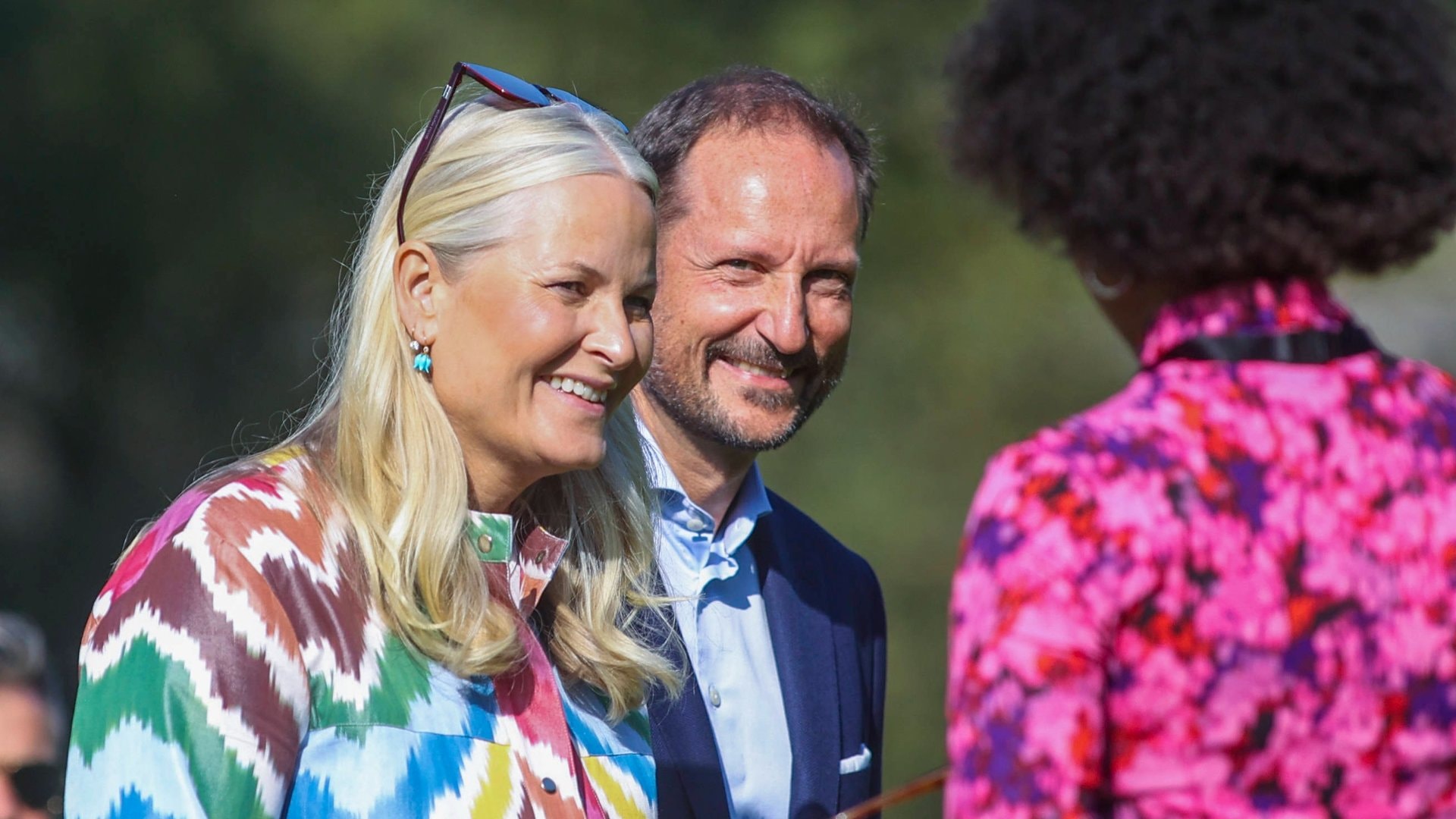 Kronprinzessin Mette-Marits Krankheit schritt so sehr fort, dass sie eine neue Lunge benötigte. Ihr Mann Haakon unternahm nun erstmals wieder eine Reise ins Ausland und wurde dort natürlich auch zu seiner Frau befragt.