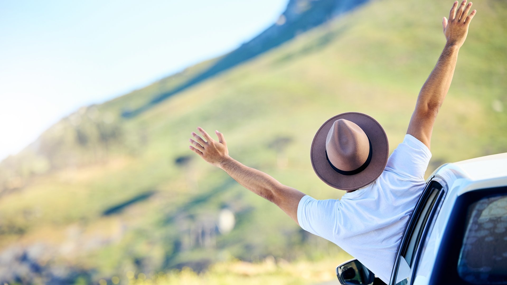 Spätsommer ist die perfekte Zeit für eine Tour durch Europas Strassenlandschaften. Die Hitze lässt nach, die Farben werden wärmer, und die Strecken sind weniger überfüllt. Hier sind zehn Routen, die in dieser Jahreszeit besonders ihren Zauber entfalten.