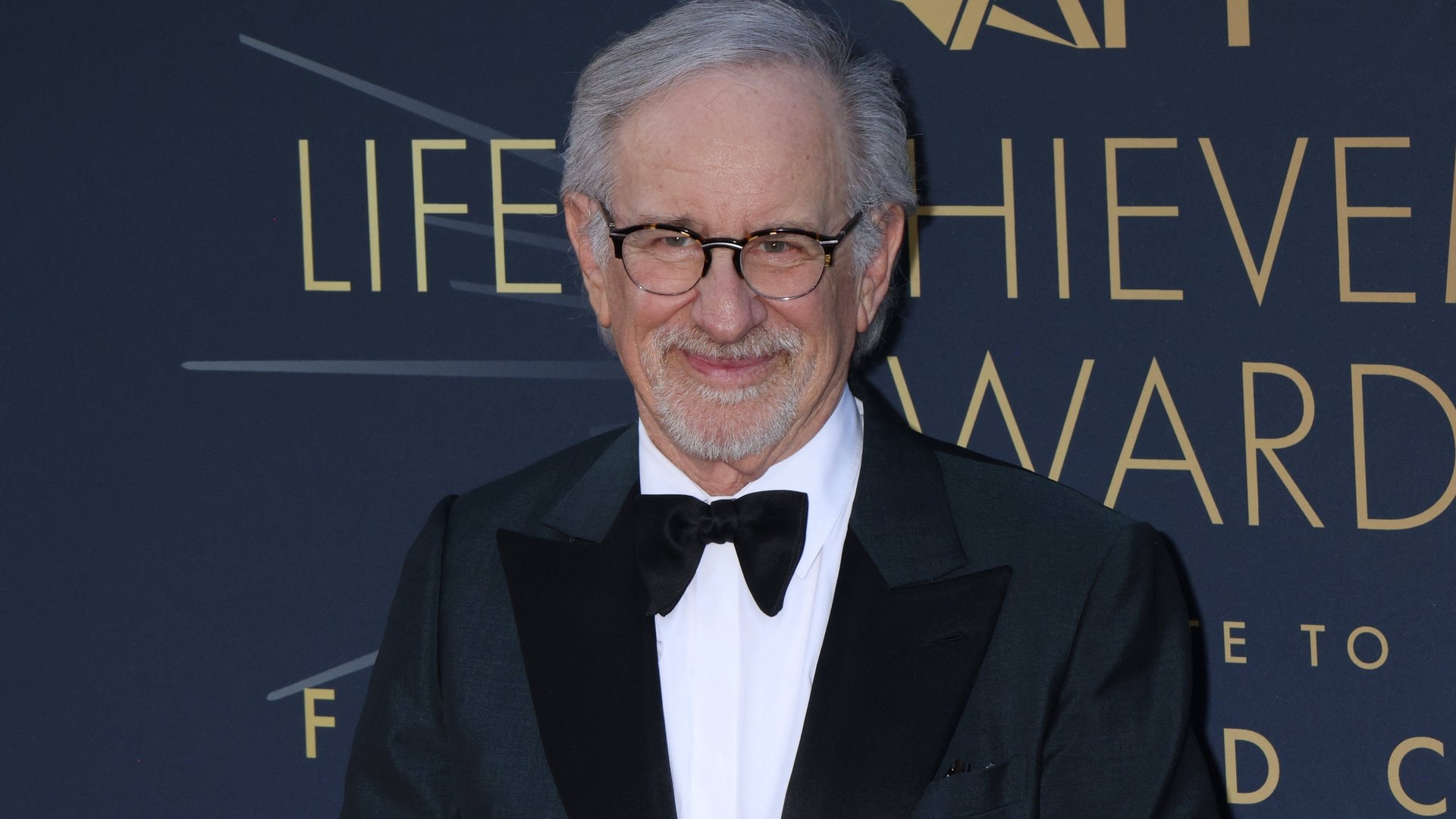 Grosse Ehre für Steven Spielberg: Mit seinem Grammy-Gewinn gehört er nun zum exklusiven EGOT-Klub. Nur 22 Künstlerinnen und Künstlern ist es bislang gelungen, Emmy, Grammy, Oscar und Tony im Wettbewerb zu gewinnen - darunter diese Namen.