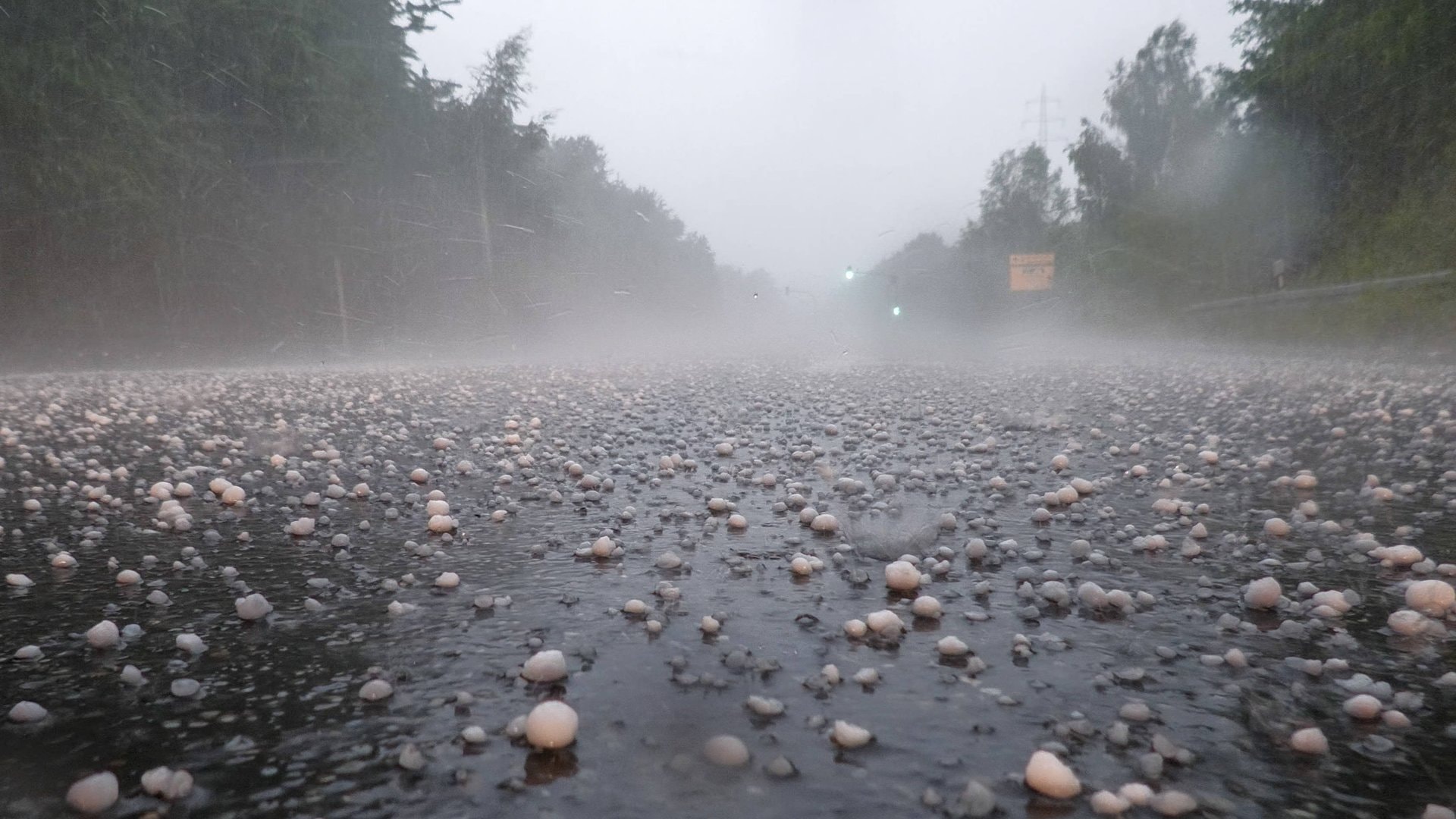 Die warme Jahreszeit bringt nicht nur Sonne, sondern auch heftige Unwetter mit sich. Gerade Autofahrer sollten vorbereitet sein, denn Gewitter und Hagel können Fahrzeuge schwer beschädigen. Was im Ernstfall zu beachten ist.