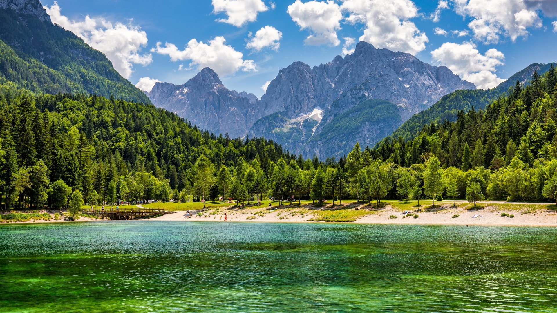 Eingebettet zwischen Italien, Österreich, Ungarn und Kroatien liegt Slowenien. Mit gut zwei Millionen Einwohnern gehört es zu den kleinsten Staaten Europas - und bietet dennoch erstaunlich viel zu entdecken.