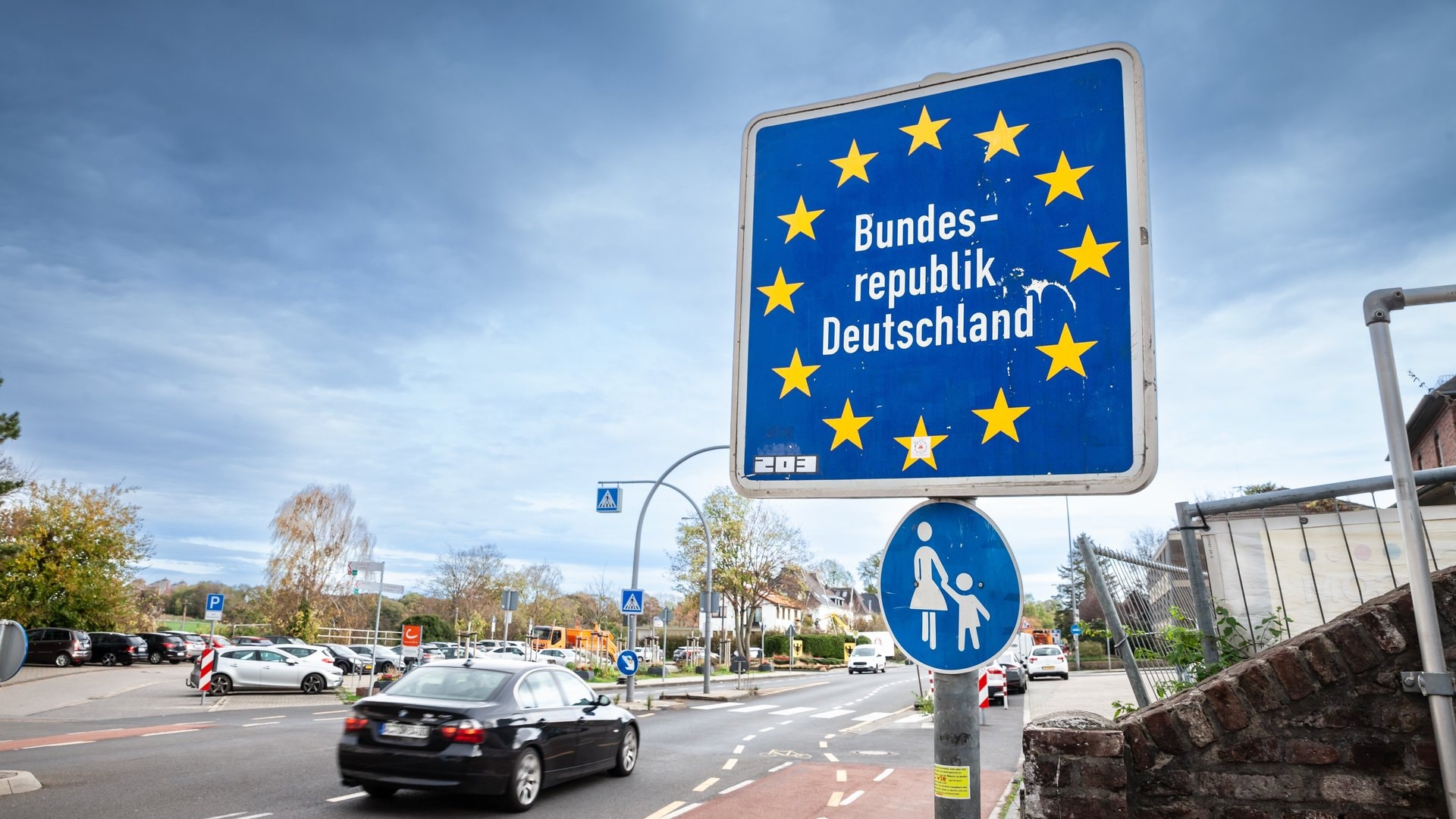 In einer aktuellen Umfrage zeigt sich: Klimaschutz rückt für viele Deutsche in den Hintergrund und das Auto gewinnt wieder mehr an Bedeutung. Was die Mobilitätsumfrage des ADAC noch verrät.