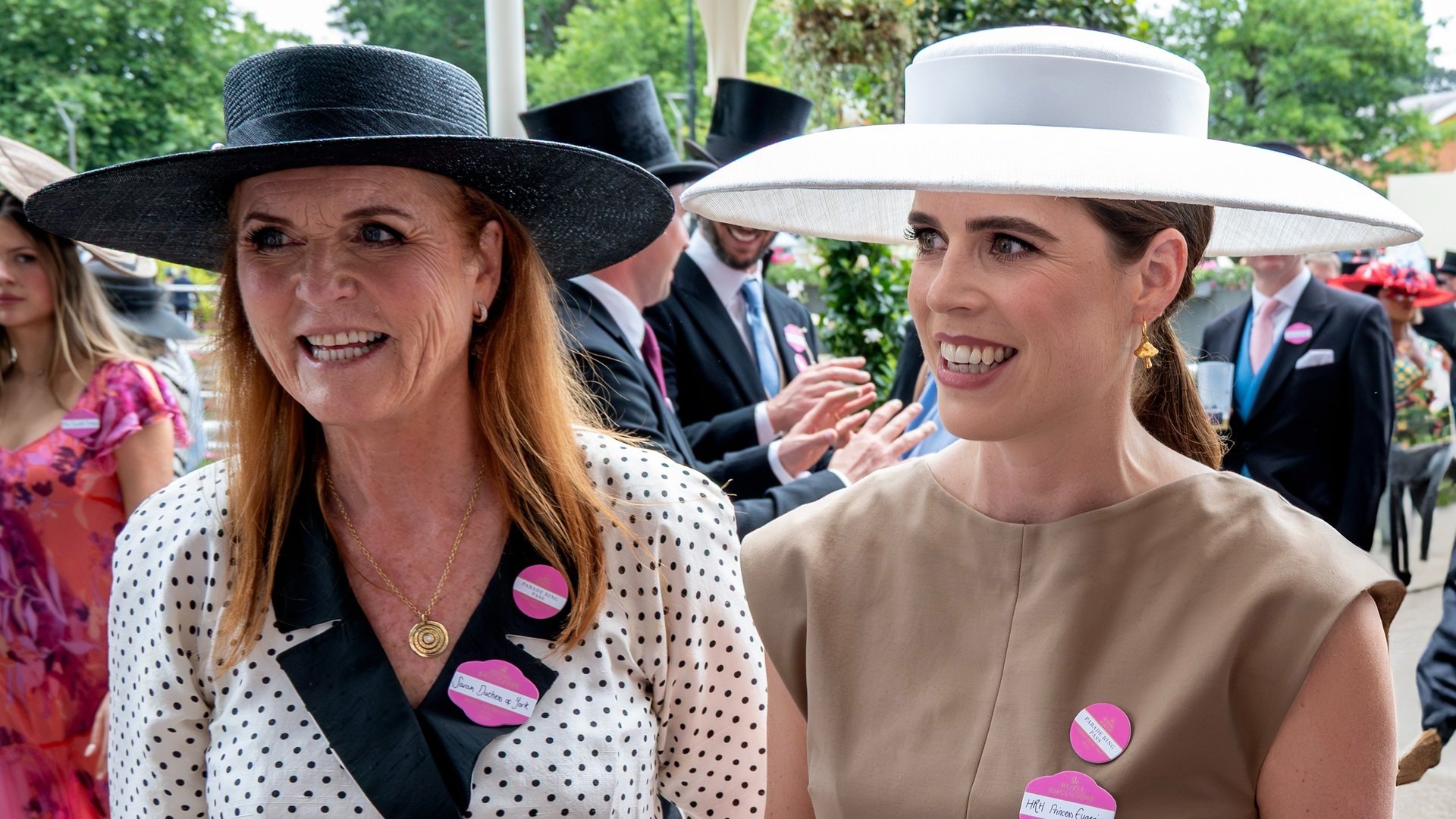 Sarah Ferguson (l.) unterstützt ihre Tochter nach der Geburt von ihrem dritten Kind.