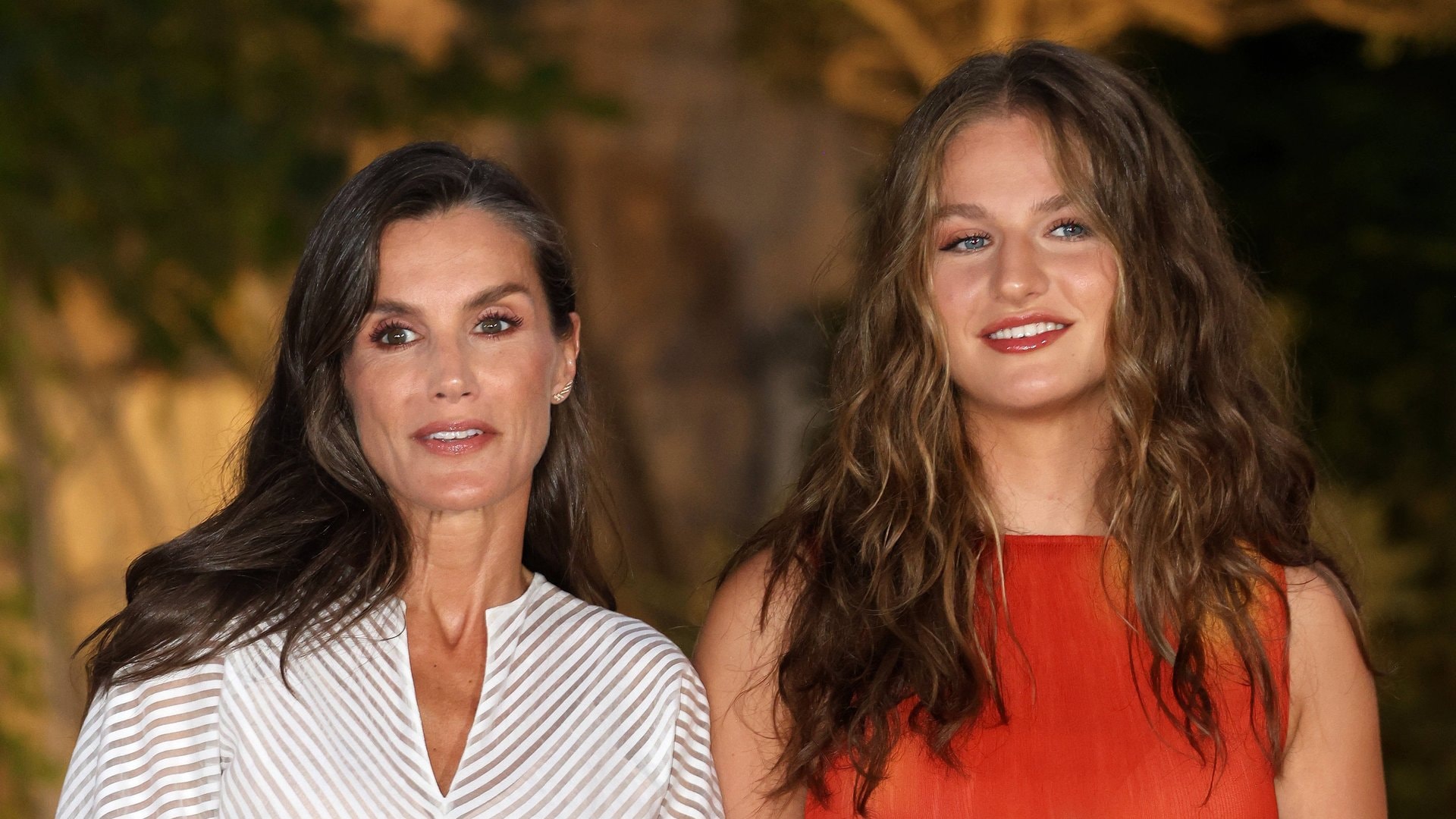 Bislang stand Prinzessin Leonor (r.) modisch immer ein bisschen im Schatten ihrer Mutter, Königin Letizia. Auf Mallorca zog sie nun aber in einem farbenfrohen Ensemble der spanischen Nachhaltigkeitsmarke Thinking Mu und mit Beachwaves die Blicke auf sich.