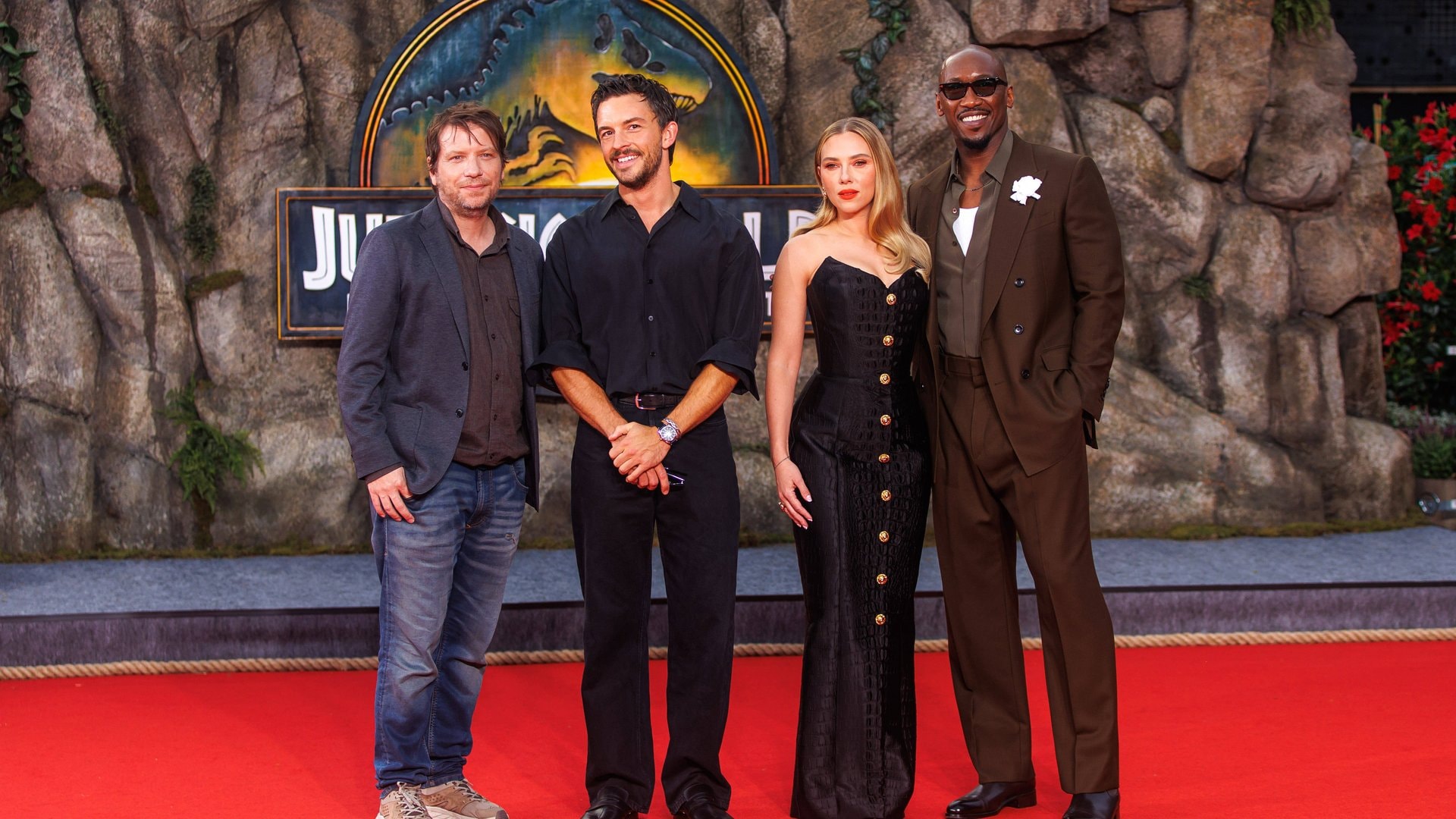 Gareth Edwards, Jonathan Bailey, Scarlett Johansson und Mahershala Ali [v.l.n.r.] bei der Premiere von «Jurassic World: Die Wiedergeburt» in Berlin.