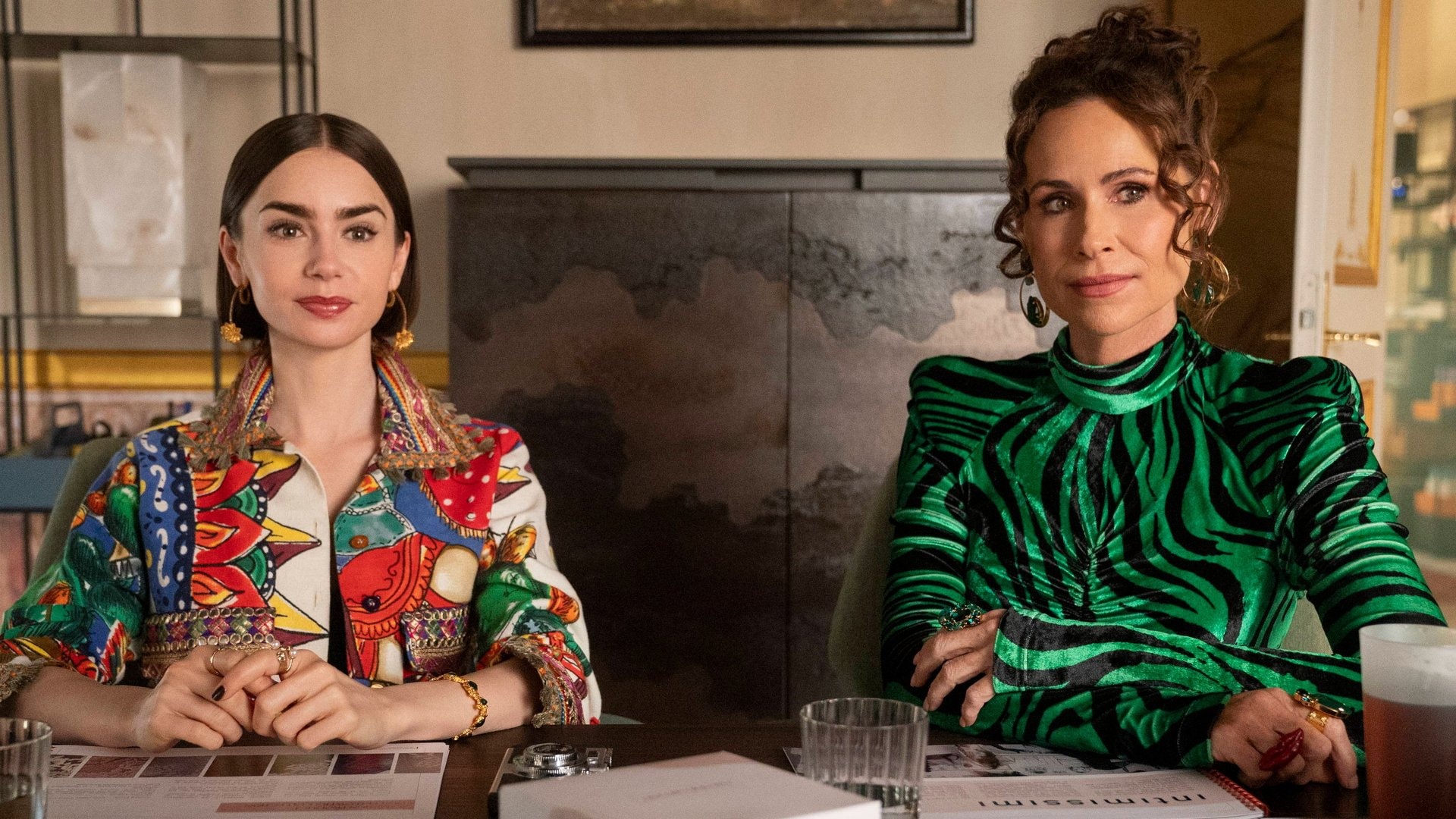 «Emily in Paris» mit Lily Collins und Minnie Driver (r.) endet mit der sechsten Staffel.