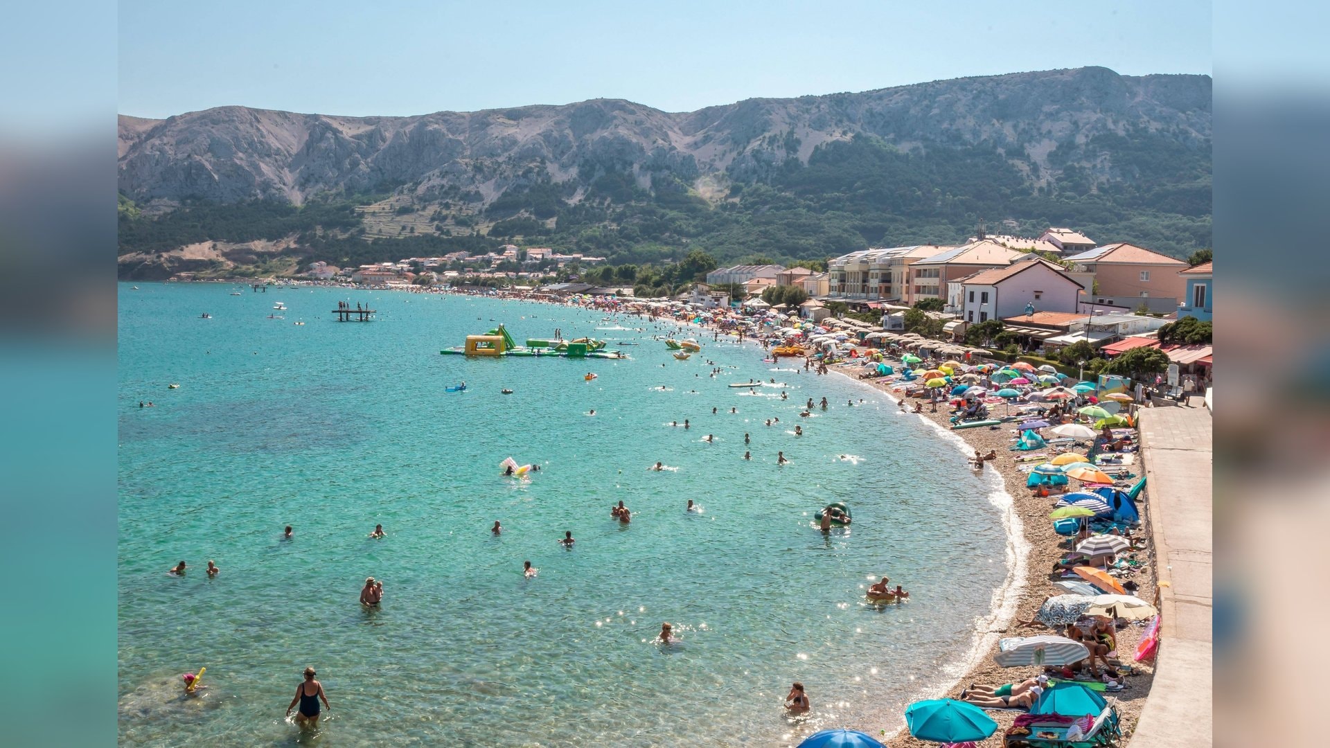 Kroatiens Adriaküste mit seinen Inseln - hier Krk - gilt als eine der schönsten Küstenregionen Europas. Beliebte Orte können in der Hochsaison allerdings schnell voll werden.