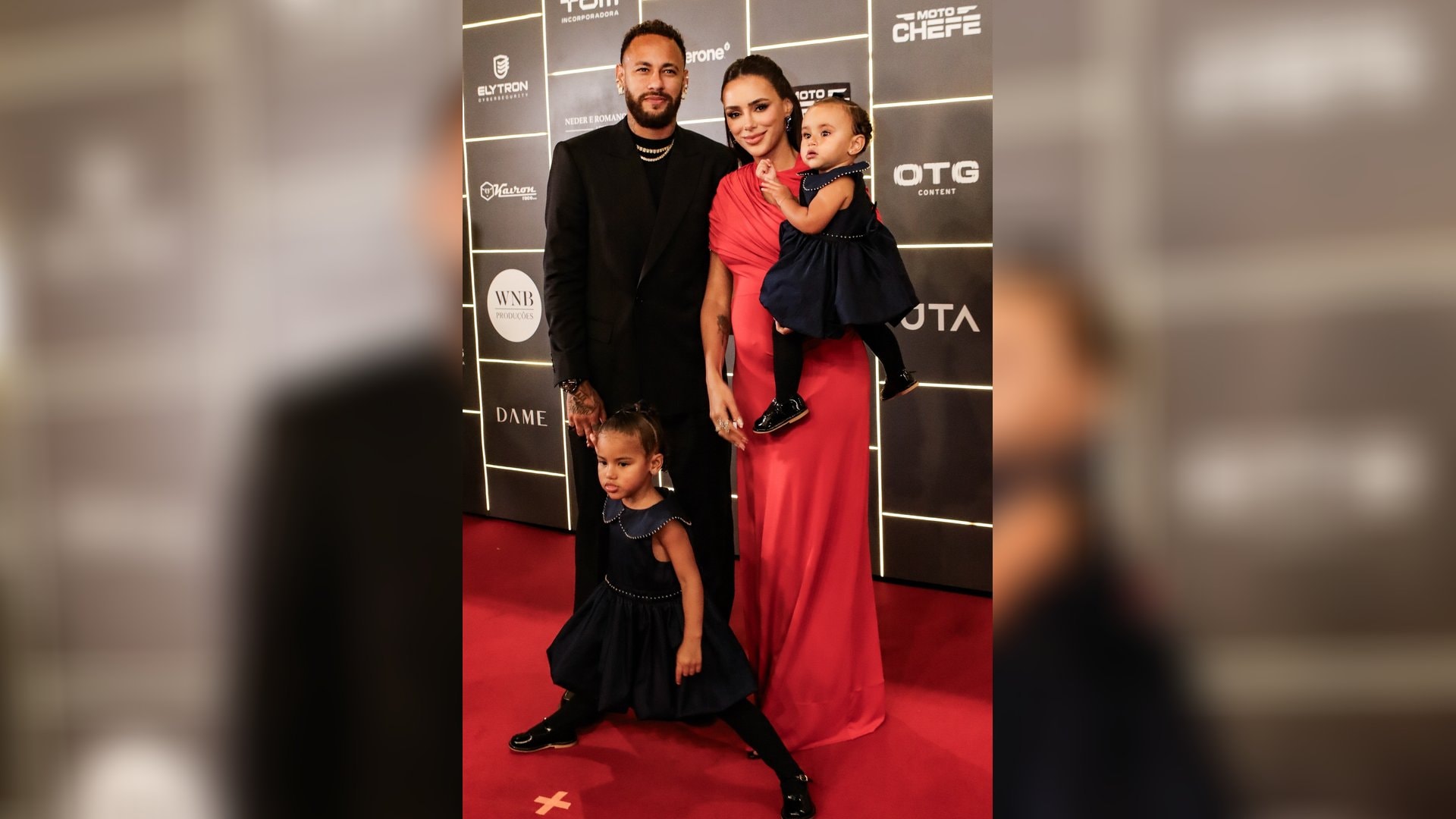 Neymar konnte bei der Auktion auf familiäre Unterstützung vertrauen.