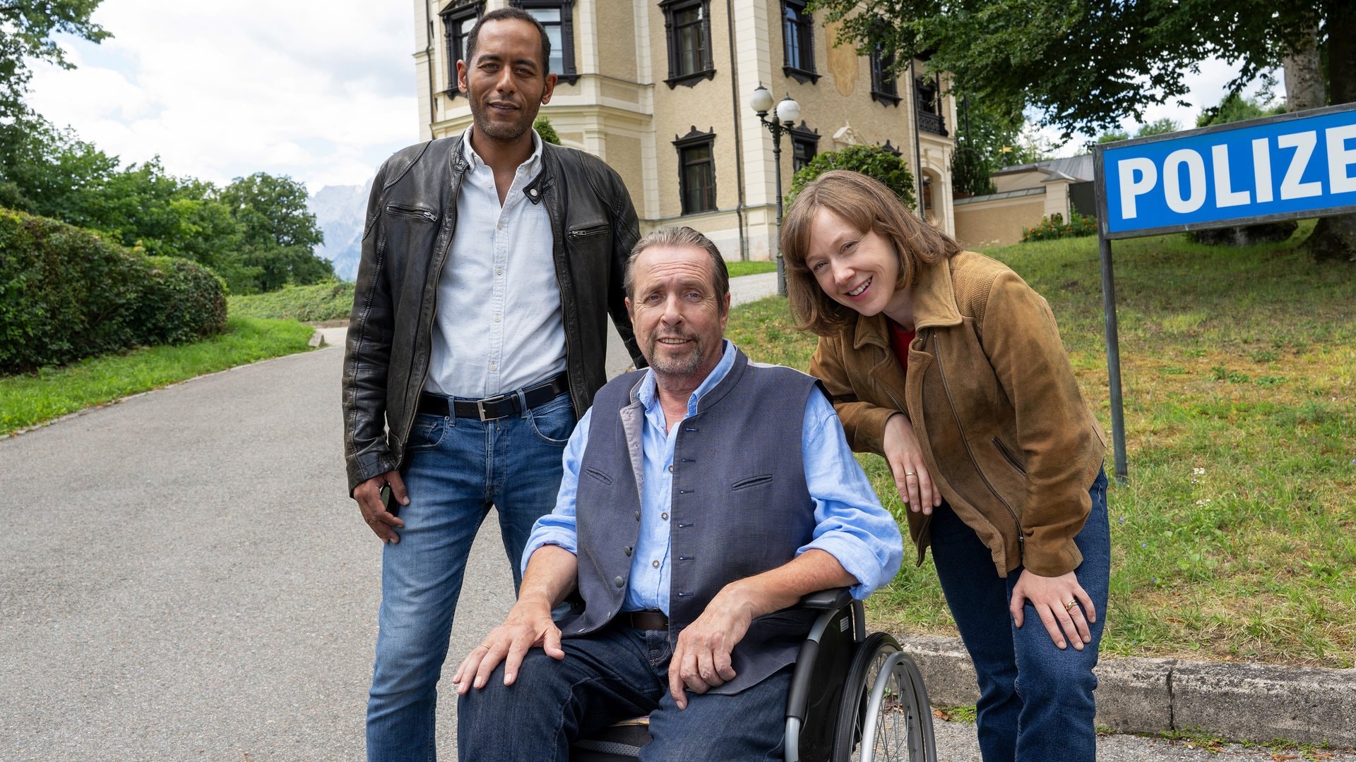 Seit dem 16. Juni 2026 laufen in Berchtesgaden, am Watzmann und Umgebung die Dreharbeiten für die achte Staffel der ARD-Vorabendserie «Watzmann ermittelt» mit den Kommissaren (v.l.) Jerry Paulsen (Peter Marton), Benedikt Beissl (Andreas Giebel) und Sophia Strasser (Katharina Leonore Goebel).