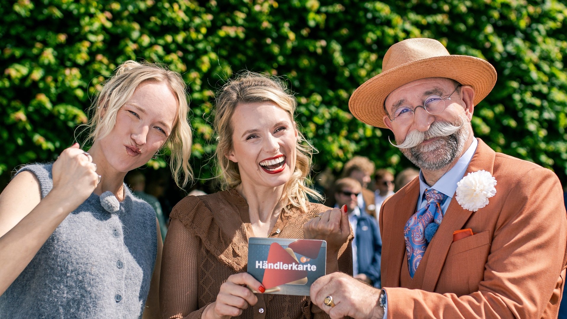 Leonie Bartsch (l.) und Linn Schütze vom Podcast «Mord auf Ex», hier an der Seite von Horst Lichter, können sich über ein beachtliches Sümmchen für einen guten Zweck freuen.