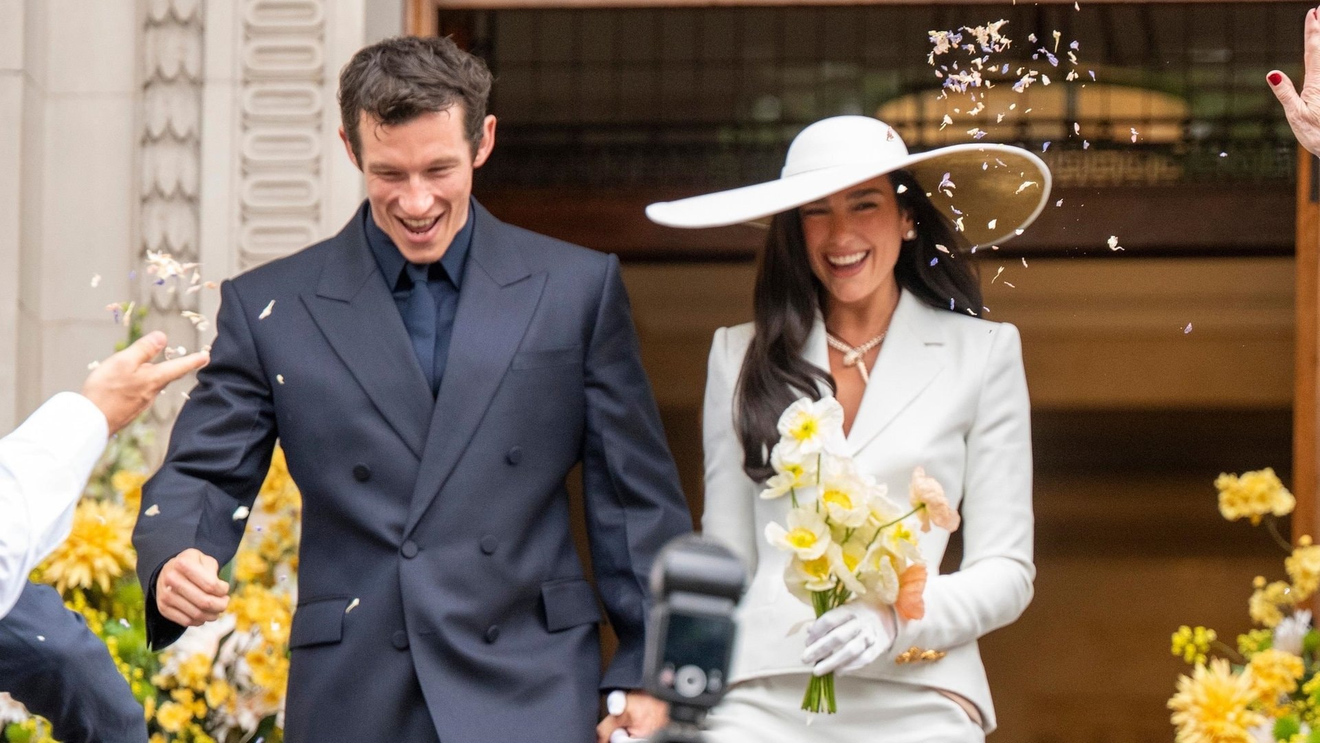 Dua Lipa und Callum Turner heirateten standesamtlich in London, bevor auf Sizilien gross gefeiert wurde. Nicht nur sie traten vor den Traualtar.
