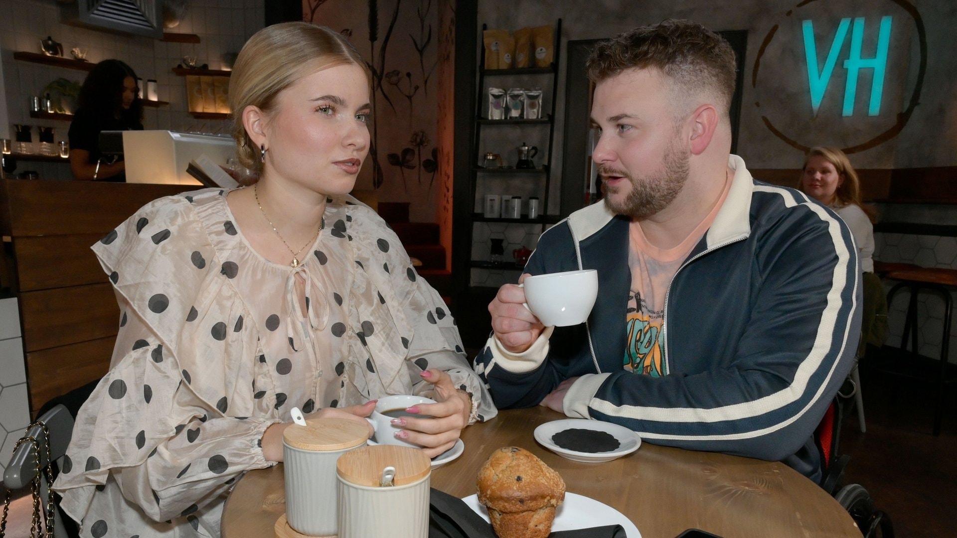 «GZSZ»: Johanna (l.) zeigt Mitgefühl, als Jonas wegen der ungewissen Zukunft des Jugendclubs frustriert ist.