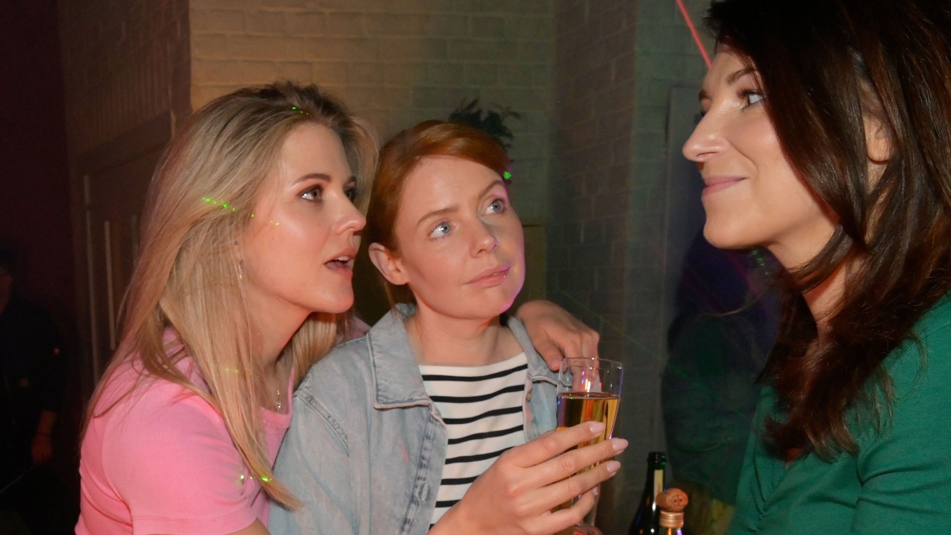 «GZSZ»: Alicia (l.) und Toni (m.) wollen unbeschwert feiern.