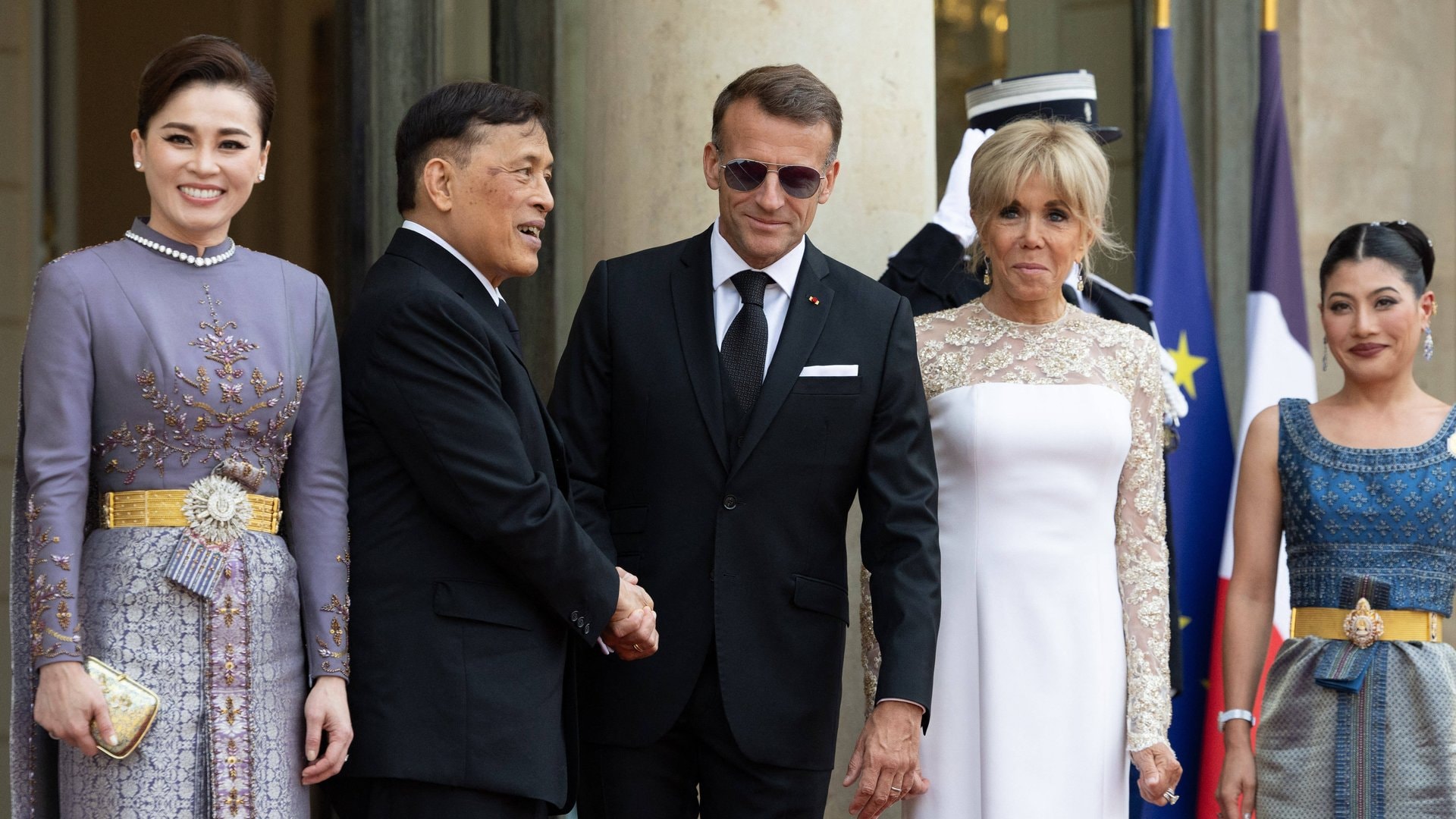 Königin Suthida (li.) neben Rama X., Emmanuel und Brigitte Macron sowie Prinzessin Sirivannavari.