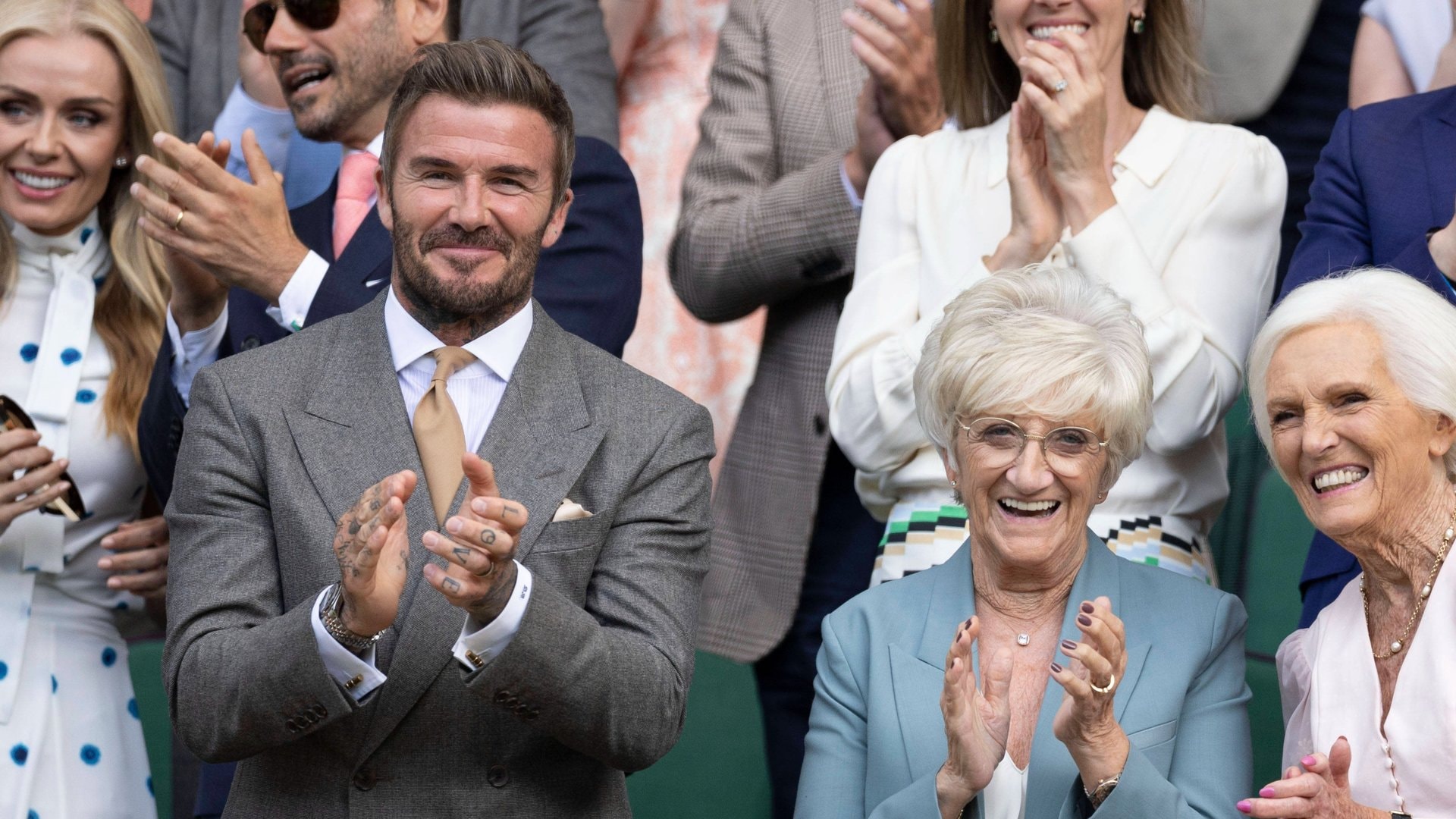 David Beckham liess es sich nicht nehmen, mit seiner Mutter Sandra Georgina West den Auftakt von Wimbledon live zu sehen.