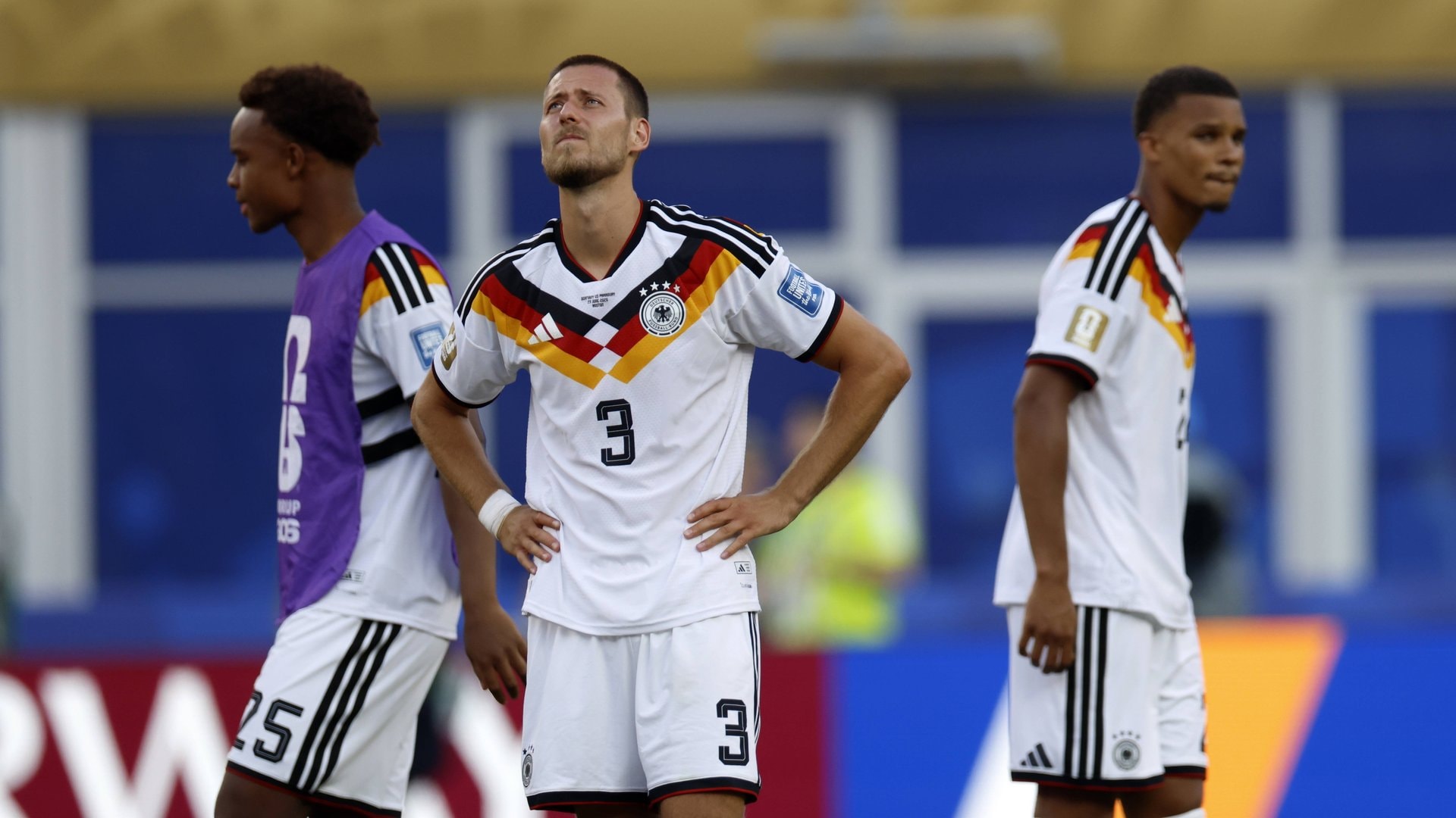 Frust pur - nicht nur bei den ausgeschiedenen DFB-Stars, sondern bei Millionen Menschen, die bis spätnachts vor dem TV sassen.