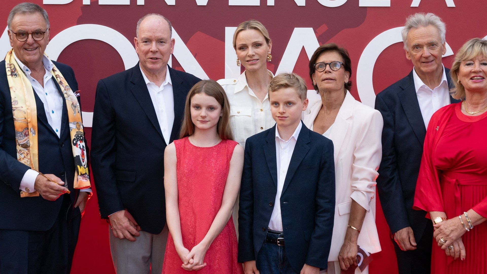 Albert kam mit seinen Kindern, seiner Ehefrau und Schwester Stéphanie von Monaco.