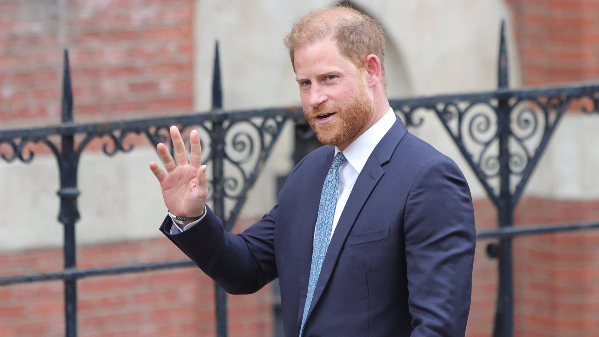 Ob Prinz Harry mit seiner Ehefrau und den beiden Kindern nach England reist, hängt von der langjährigen Sicherheitsfrage ab.