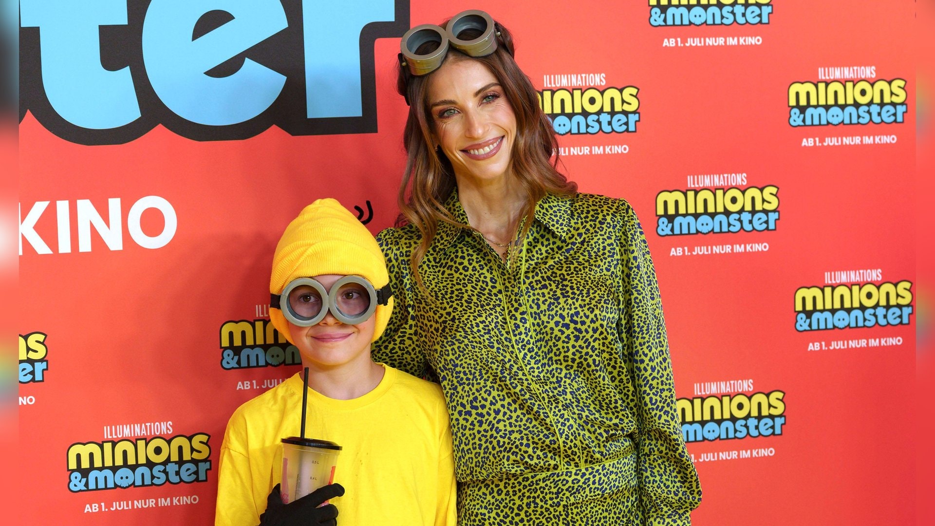 Cathy Hummels hatte in Person von Sohn Ludwig ihren ganz persönlichen "Minion" dabei.