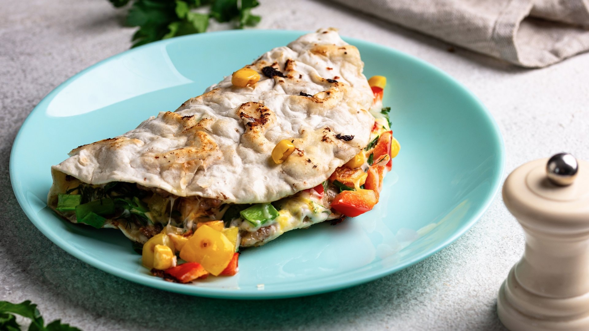 Frisch gebraten und direkt serviert: Quesadillas mit Paprika, Mais und Tomaten.