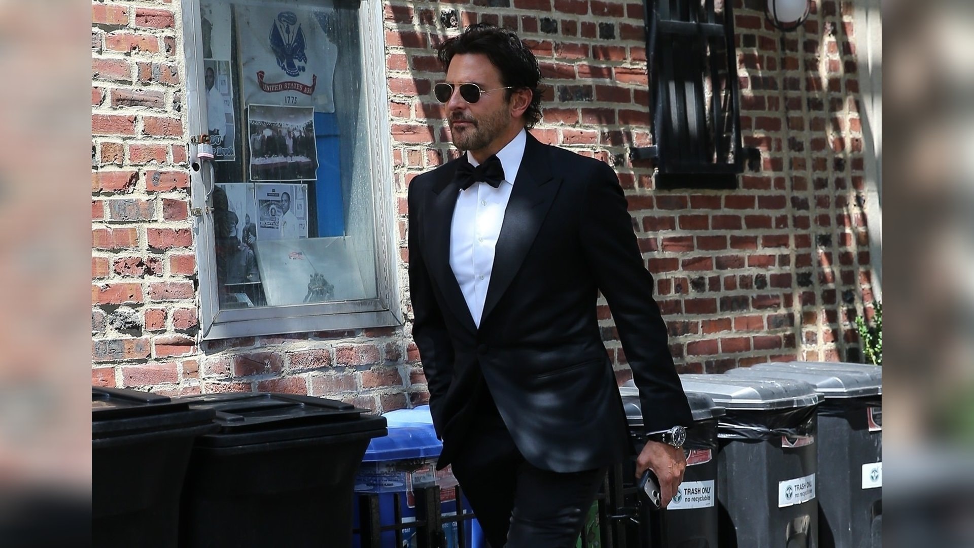 Bradley Cooper wurde als erster Gast auf dem Weg zur Swift-Kelce-Hochzeit gesichtet.