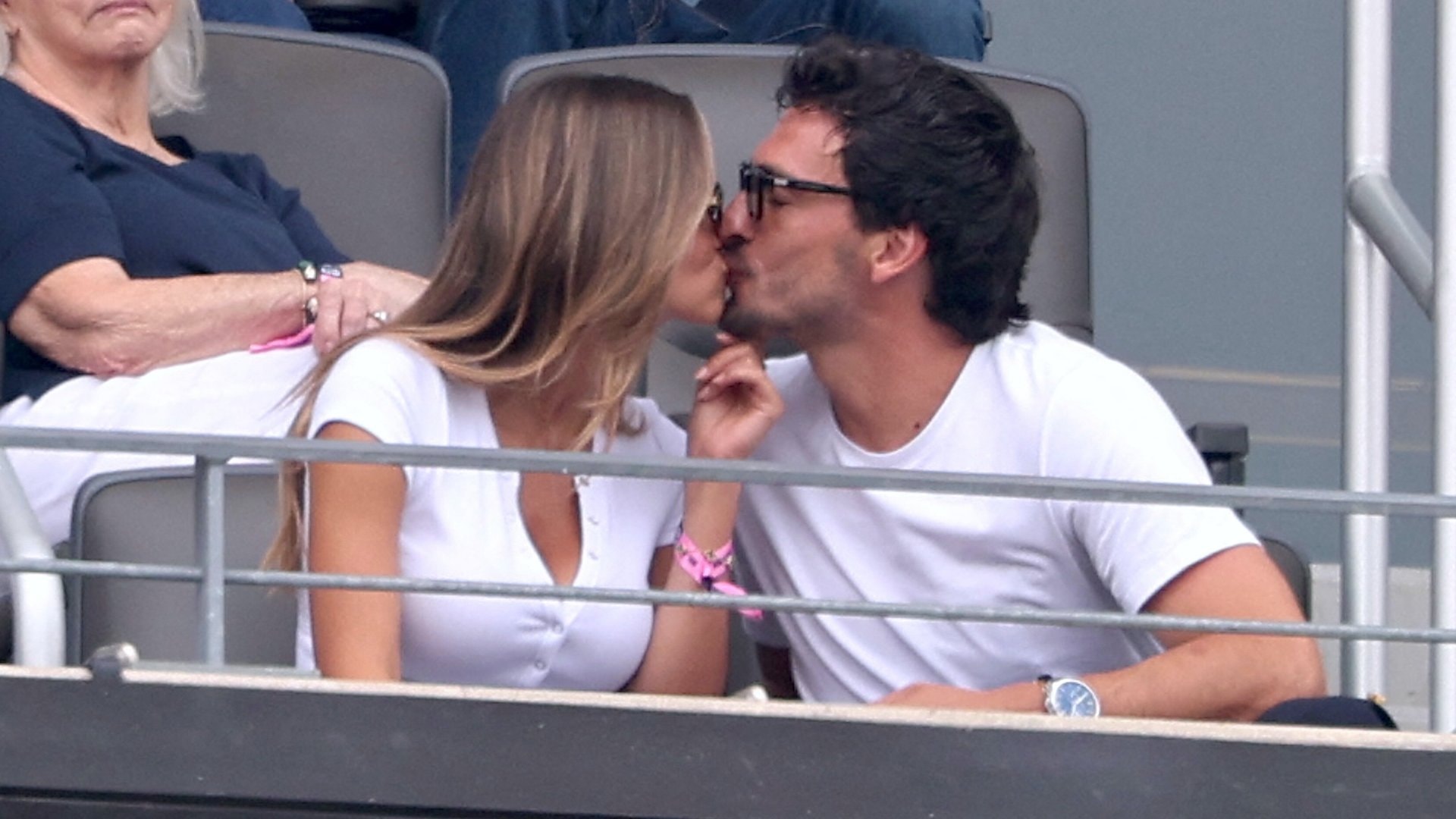 Ein Kuss auf der Tribüne: Mats Hummels und seine Freundin Nicola.