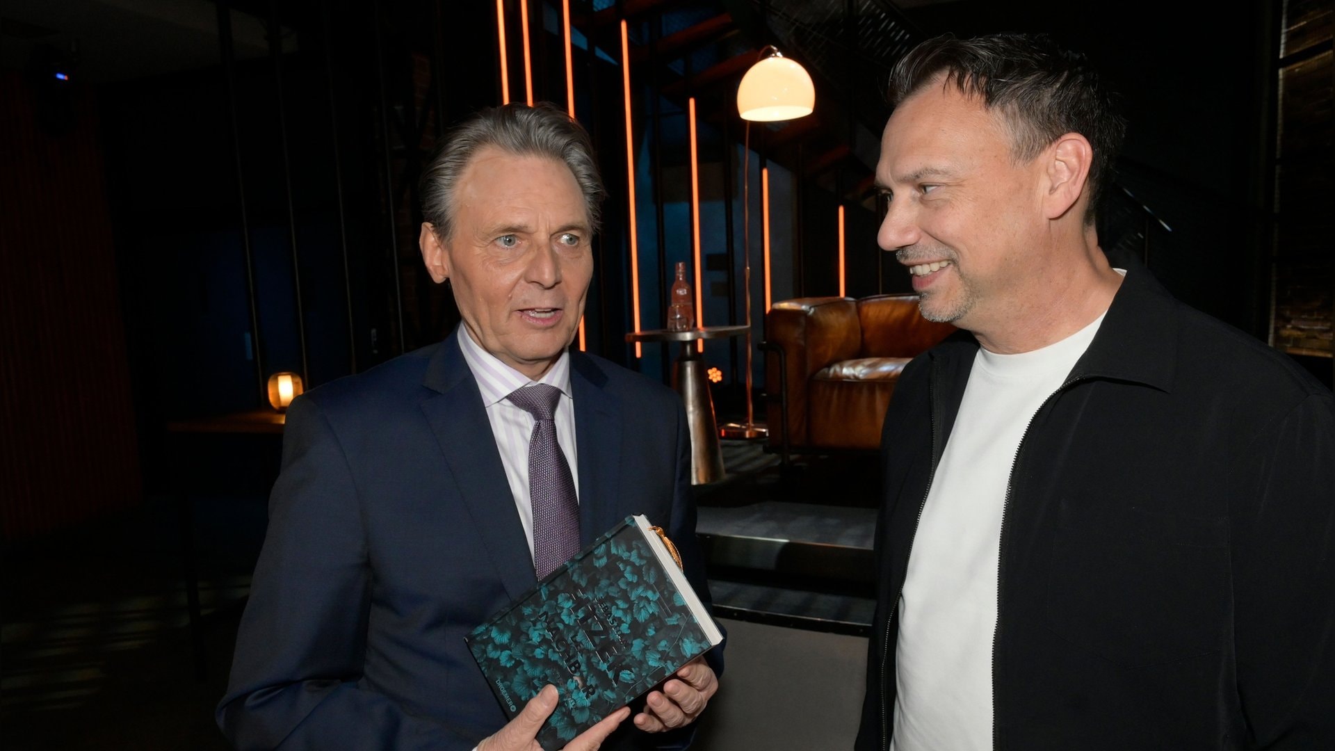 Sebastian Fitzek (r.) trifft bei «GZSZ» bei einer geheimnisvollen Lesung auf Jo Gerner (Wolfgang Bahro).