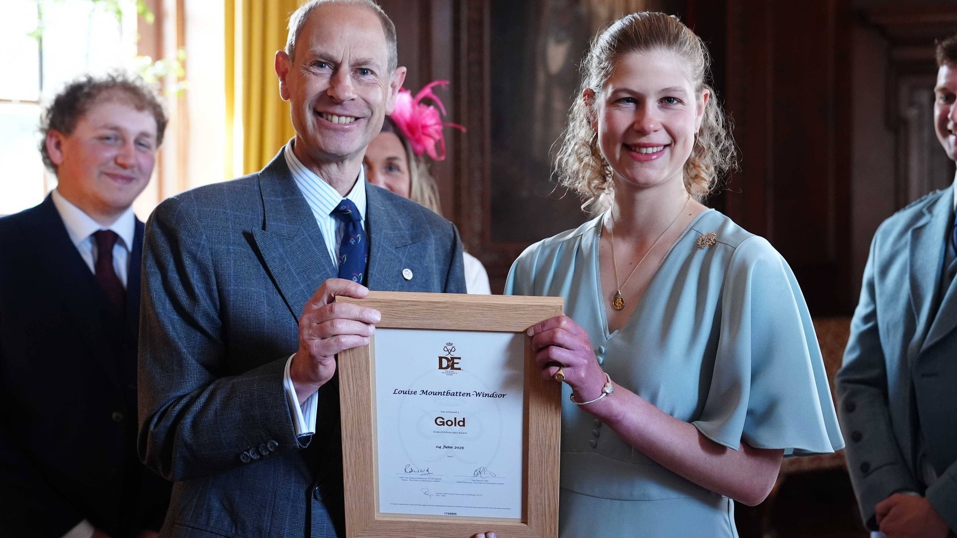 Lady Louise Windsor bekommt von Prinz Edward den «Gold Award» überreicht.