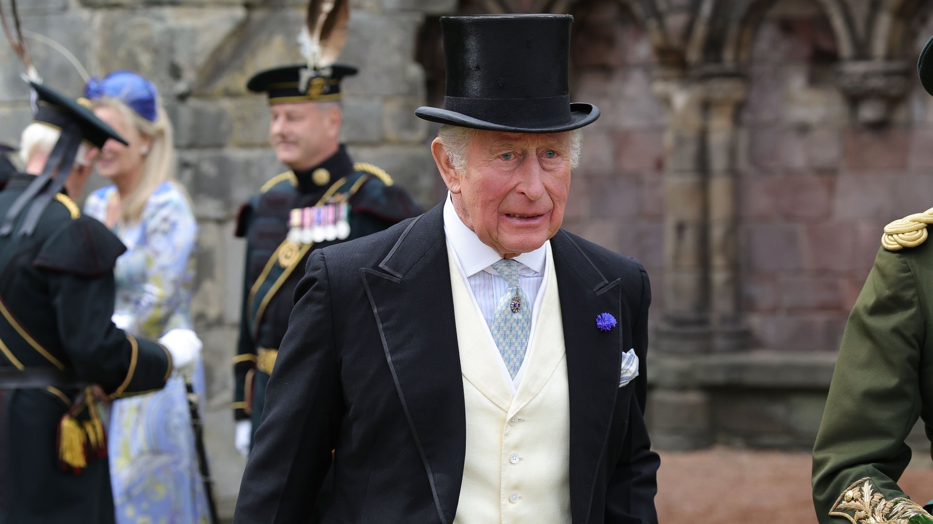 König Charles bei einer Gartenparty in Schottland.