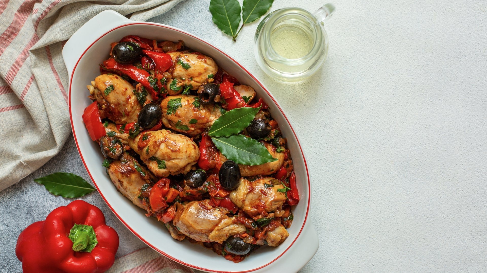 Zart geschmortes Hähnchen in würziger Tomatensauce: ein Klassiker der italienischen Küche.