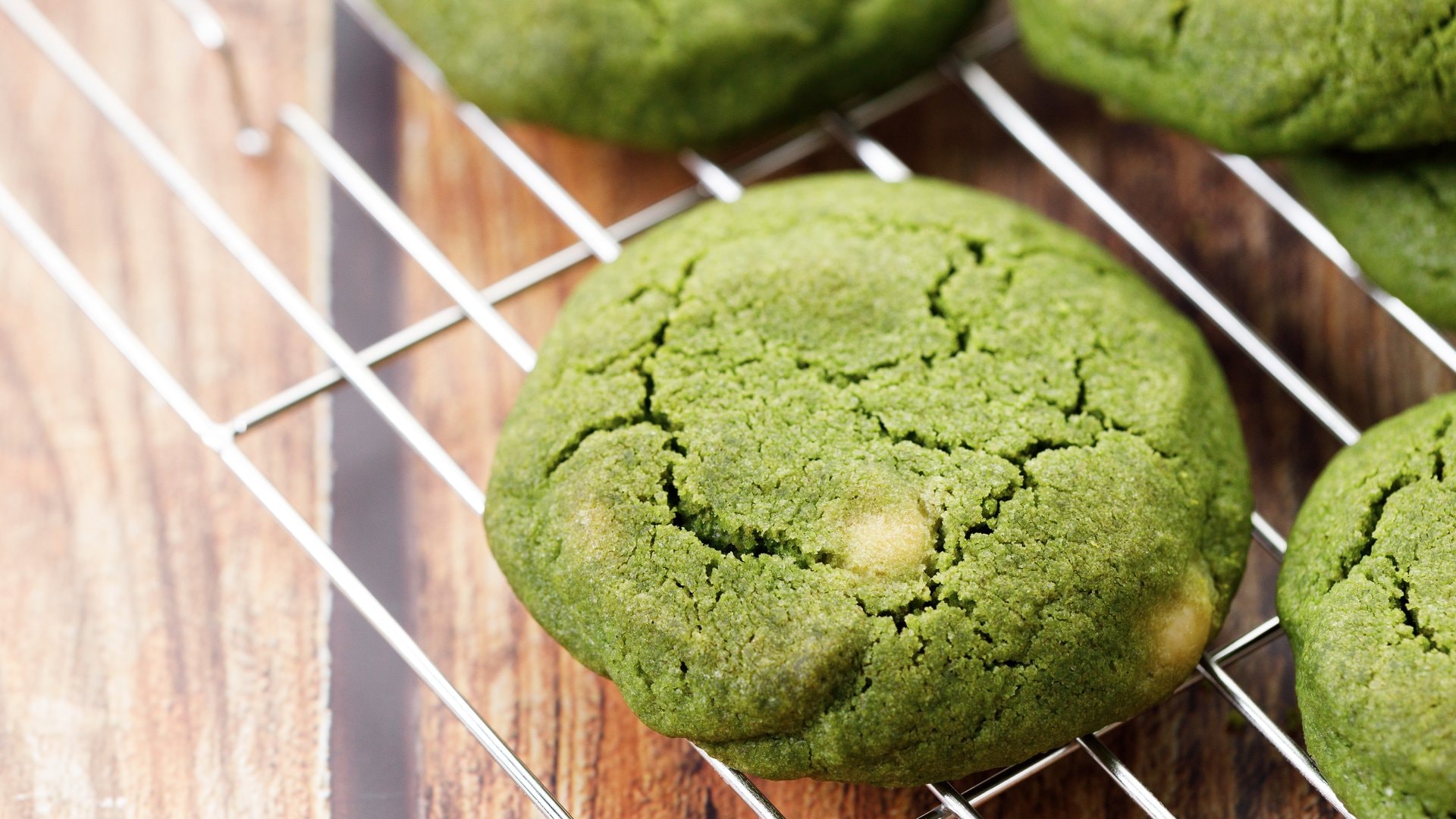 Matcha macht aus klassischen Butterkeksen einen Hingucker.