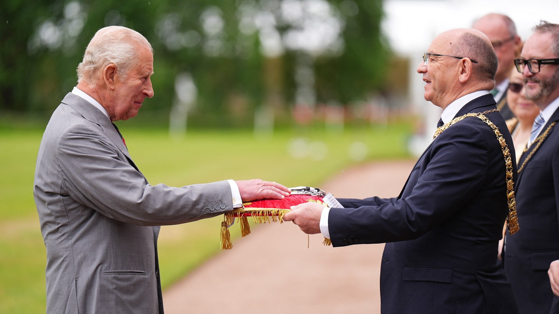 König Charles III. (li.) und Robert Aldridge bei der Schlüssel-Zeremonie.