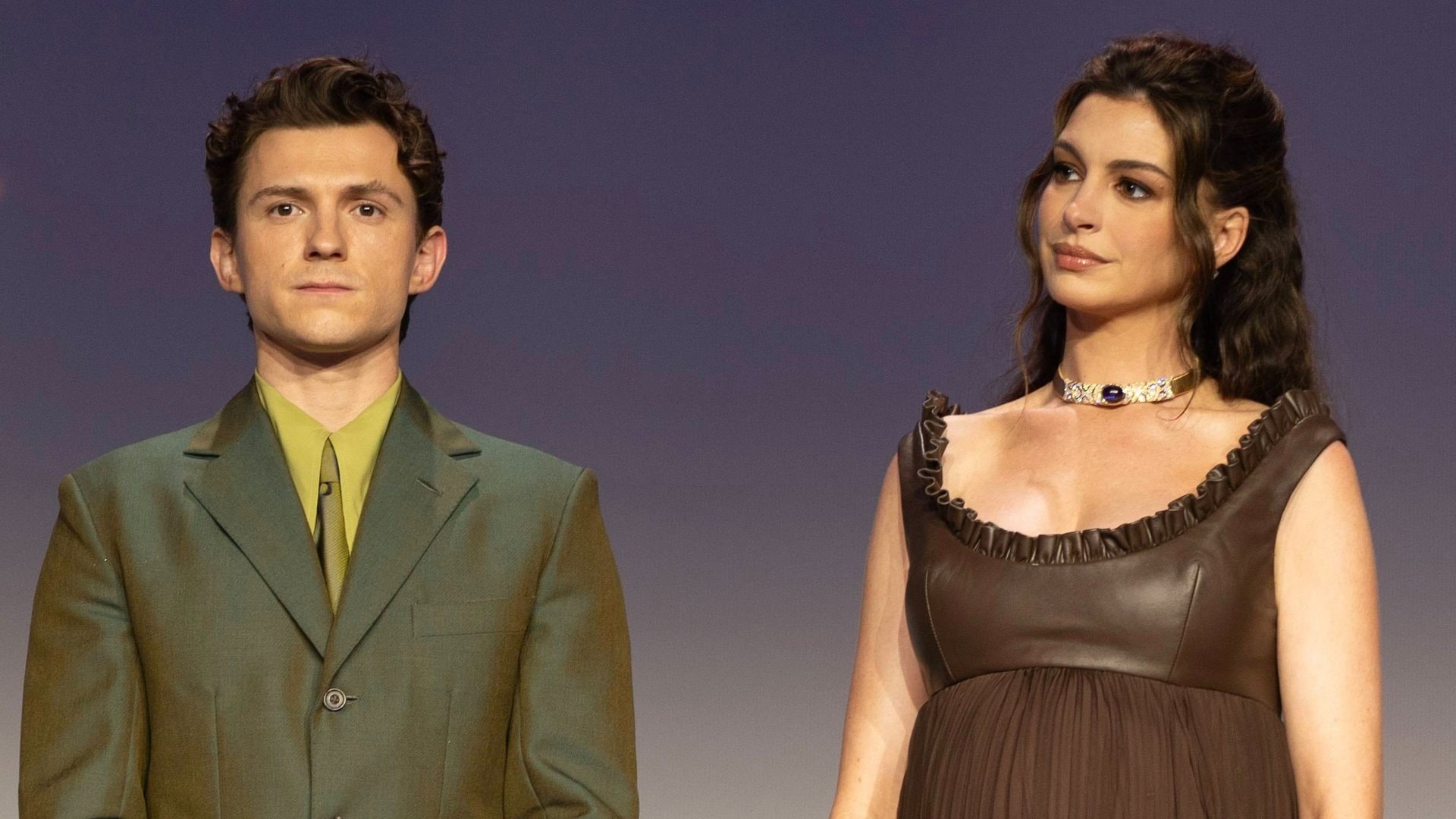 Tom Holland - hier bei der Premiere in Paris - scheint seine Kollegin Anne Hathaway am Set von «Die Odyssee» schwer beeindruckt zu haben.