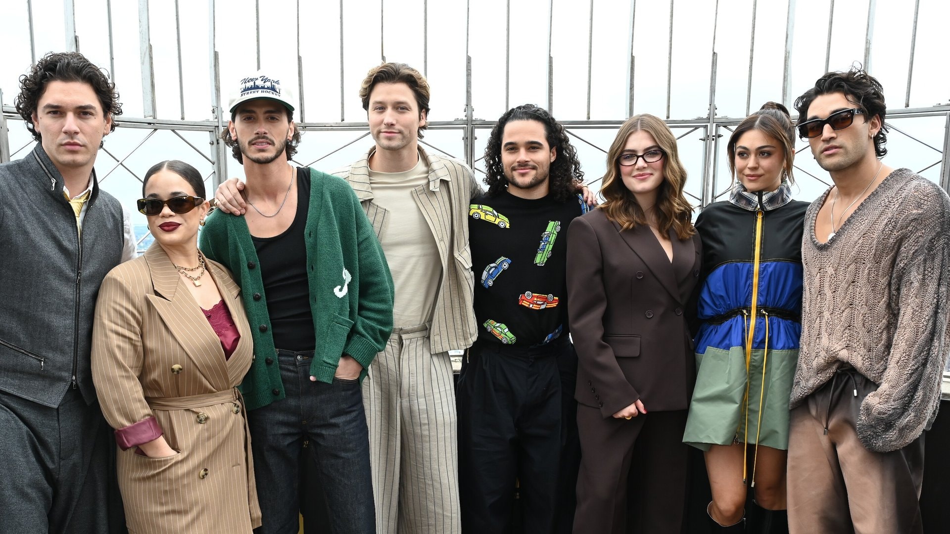 Vor dem Start von «Off Campus» im Mai posierten die Stars der ersten Staffel einträchtig auf dem Empire State Building in New York City.