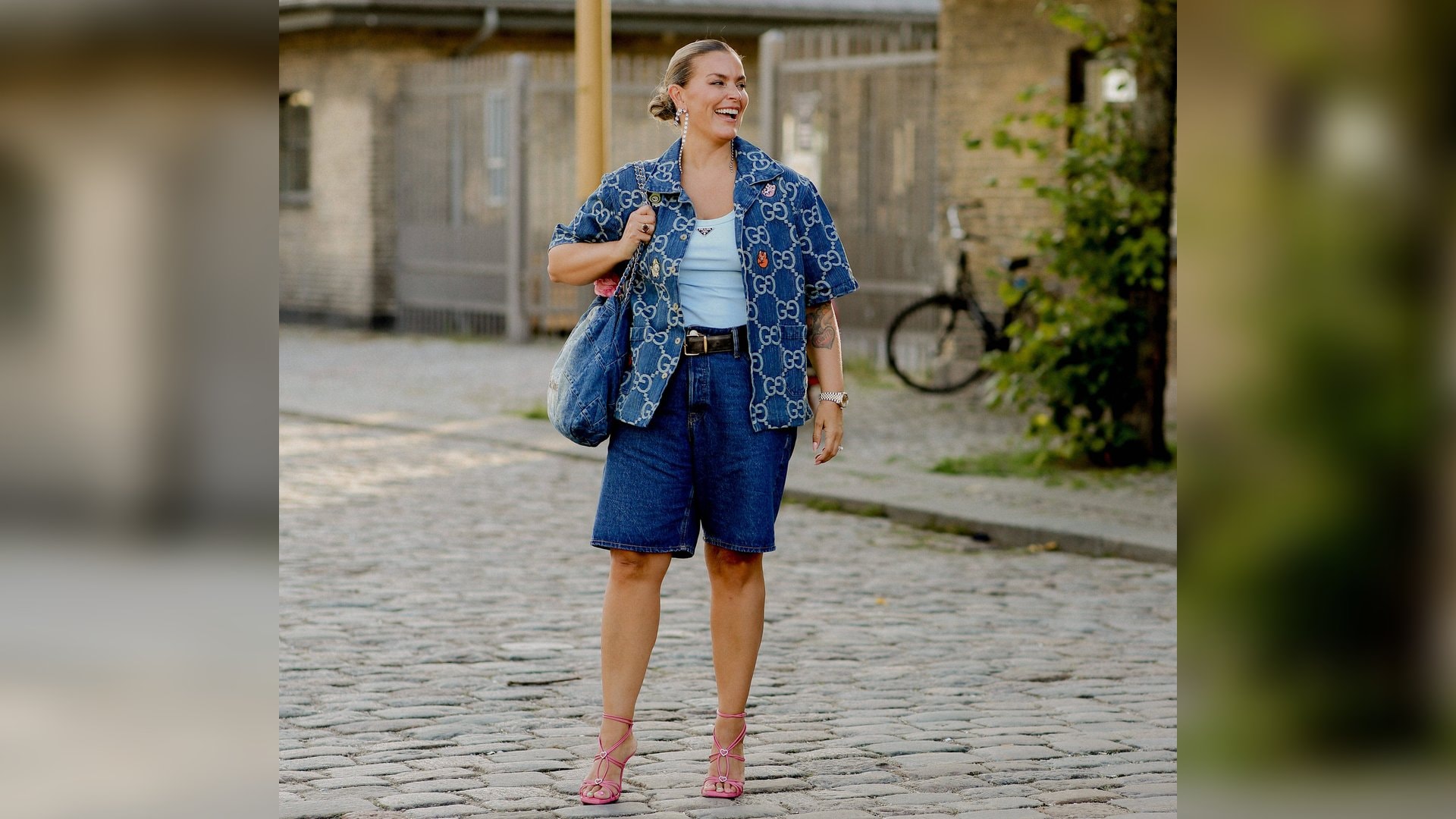 Jeans-Shorts in einer neuen Länge erobern gerade die sommerlichen Styles: Statt Hotpants tragen Modefans jetzt Jeans in Knielänge.