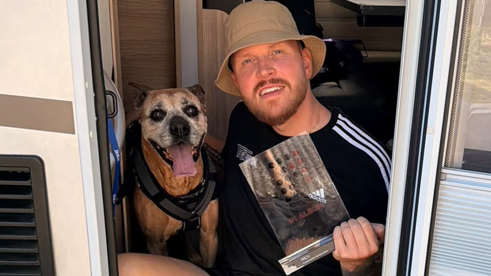 Rapper Finch mit seinem «Nummer 1 Award».