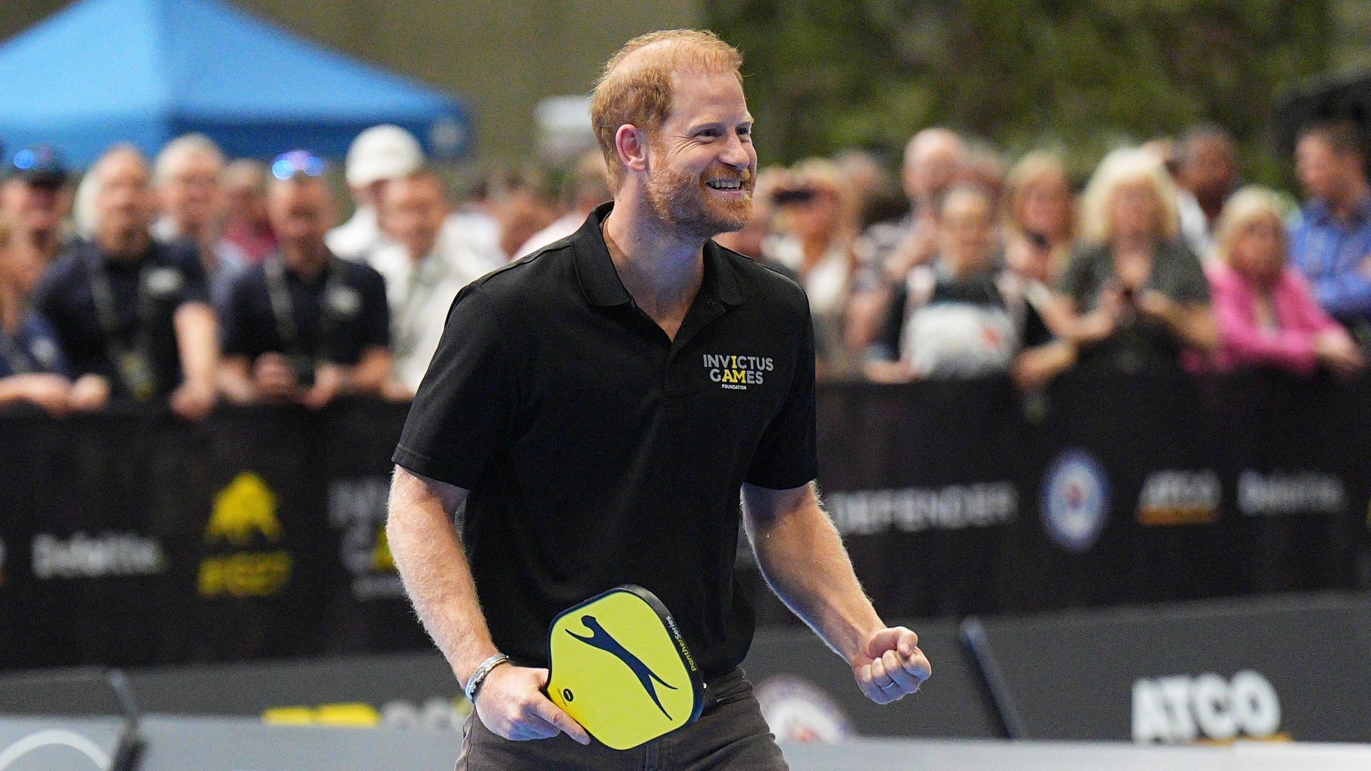 Prinz Harry testet Pickleball - eine der neuen Sportarten bei den kommenden Invictus Games - und hat scheinbar Spass dabei.