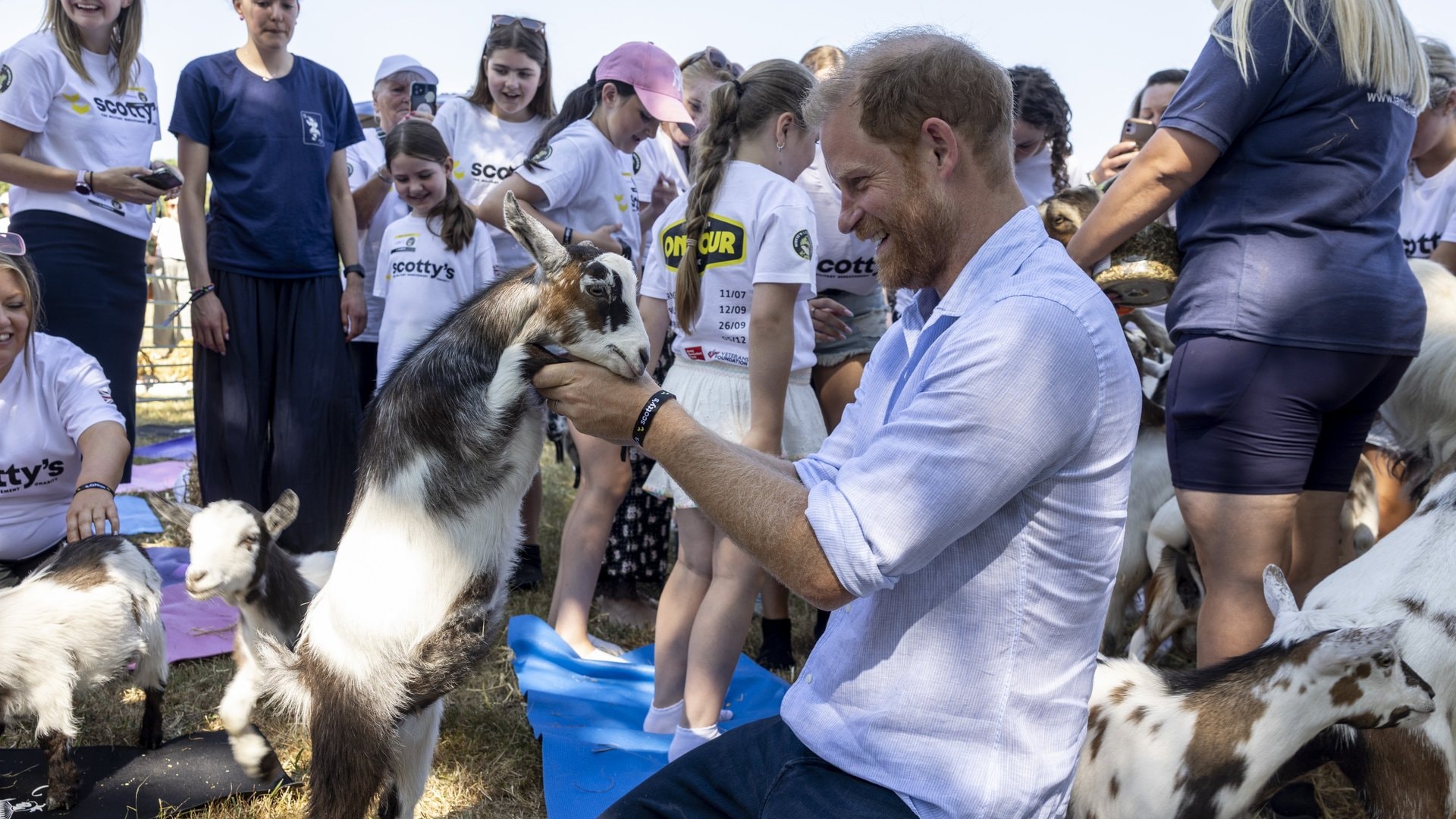 Prinz Harry zeigte sich inmitten der Ziegen gut gelaunt. Ein Hinweis auf eine gelungene Begegnung seiner Familie mit König Charles?