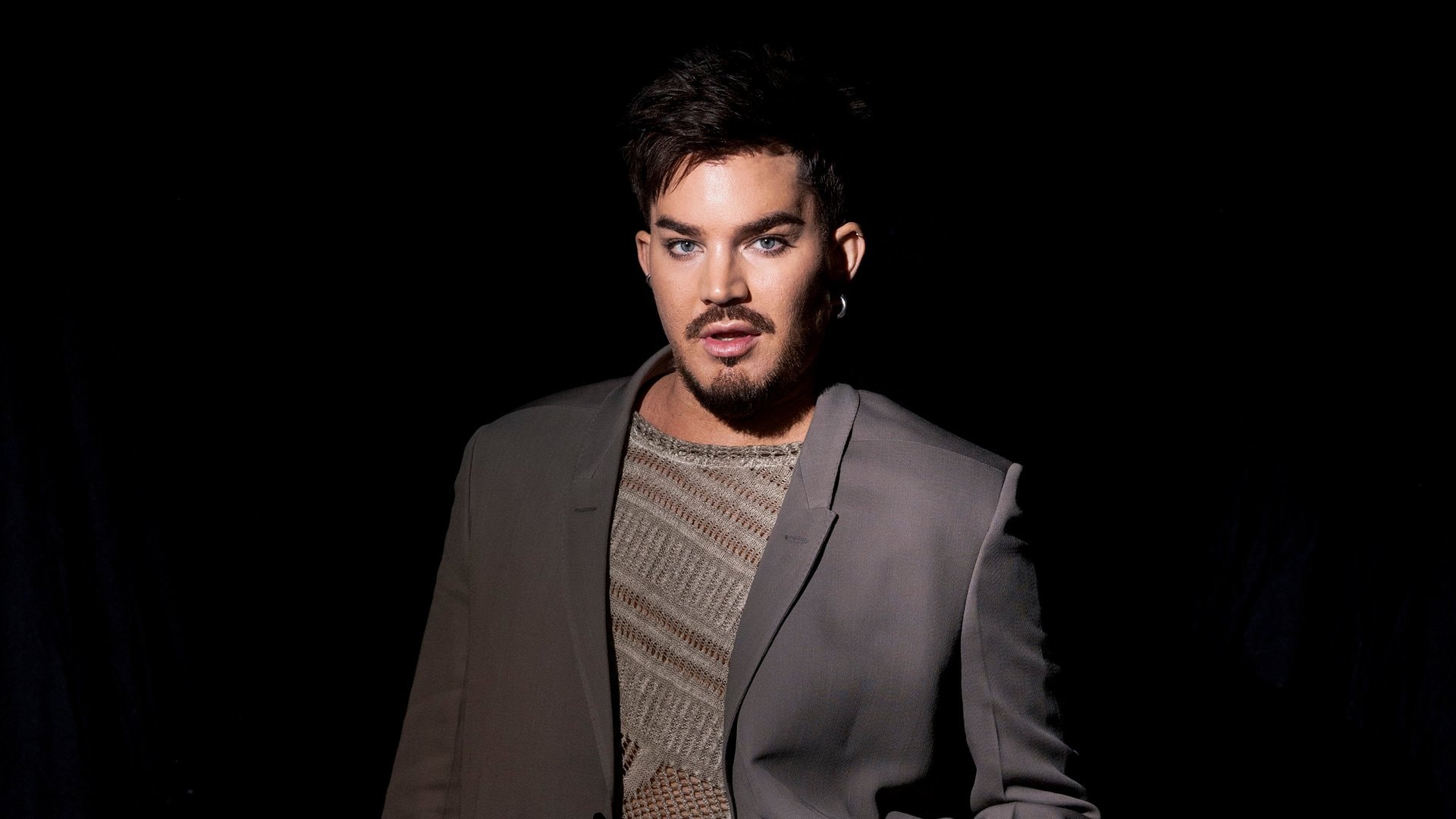 Adam Lambert fordert Männer auf, ihre Gefühle zu zeigen.