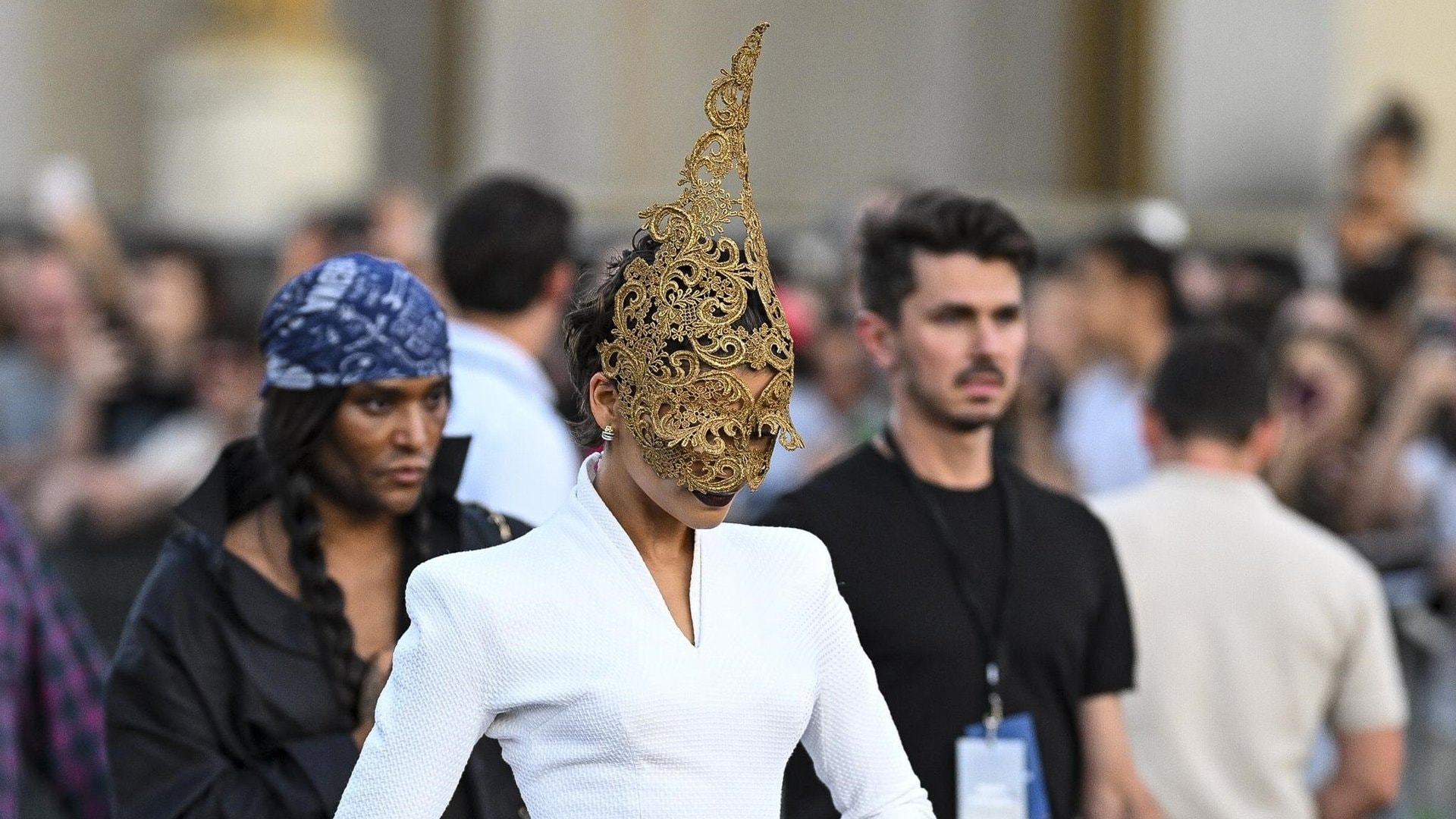 Zendaya präsentiert in Paris einen aussergewöhnlichen Kopfschmuck.