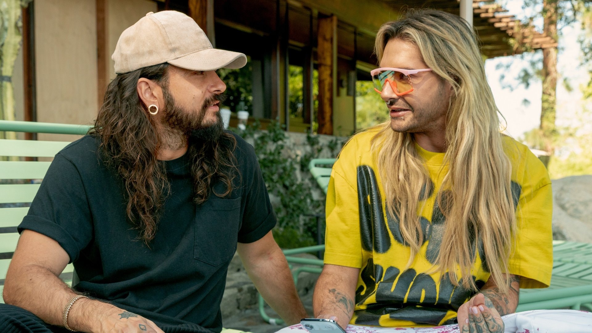 Tom (à g.) et Bill Kaulitz offrent de nouveau de nombreux aperçus de leur quotidien privé et professionnel dans la troisième saison de leur série Netflix \«Kaulitz & Kaulitz\».