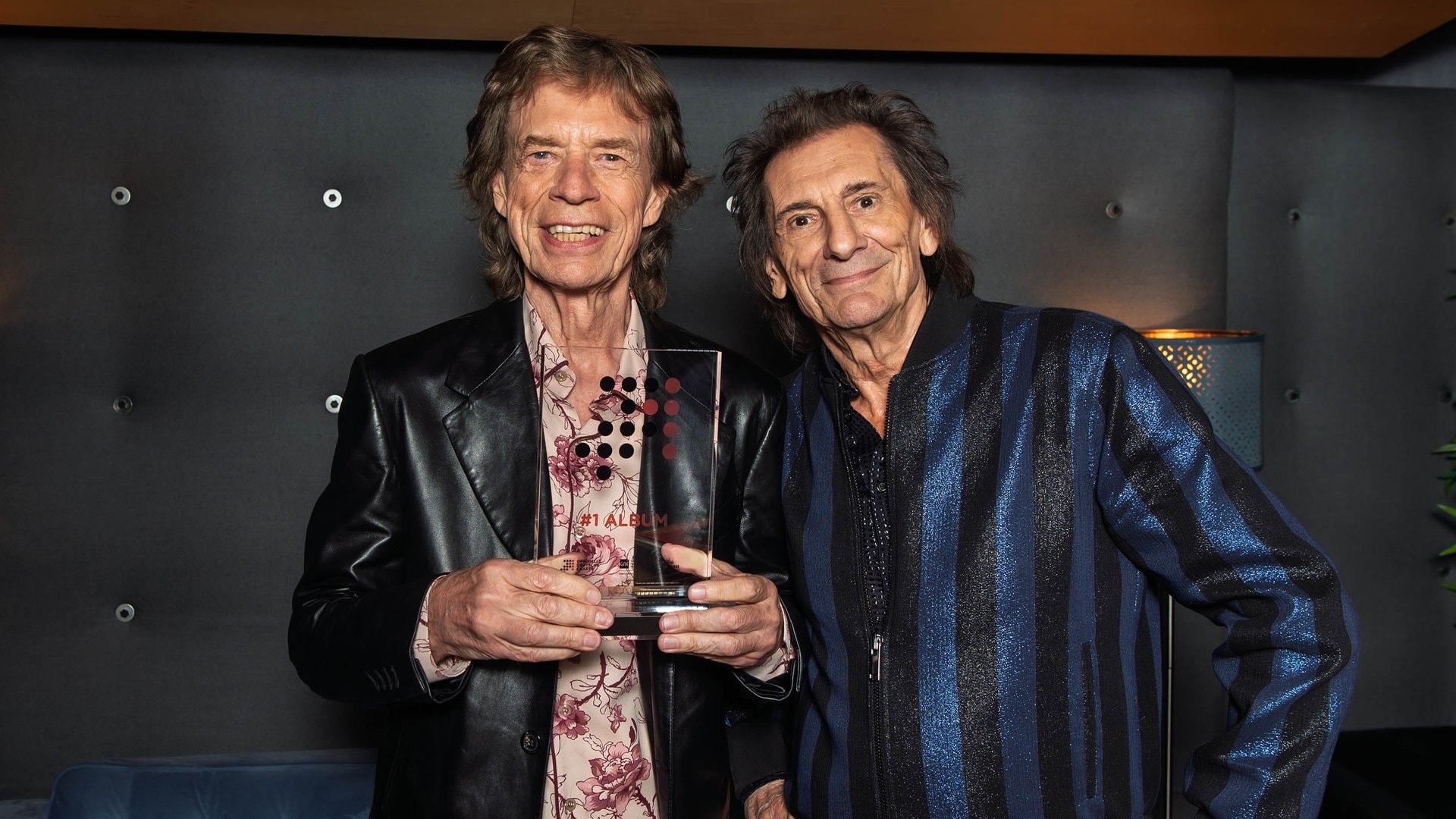Mick Jagger (à g.) avec Ronnie Wood et le « Nummer 1 Award ».