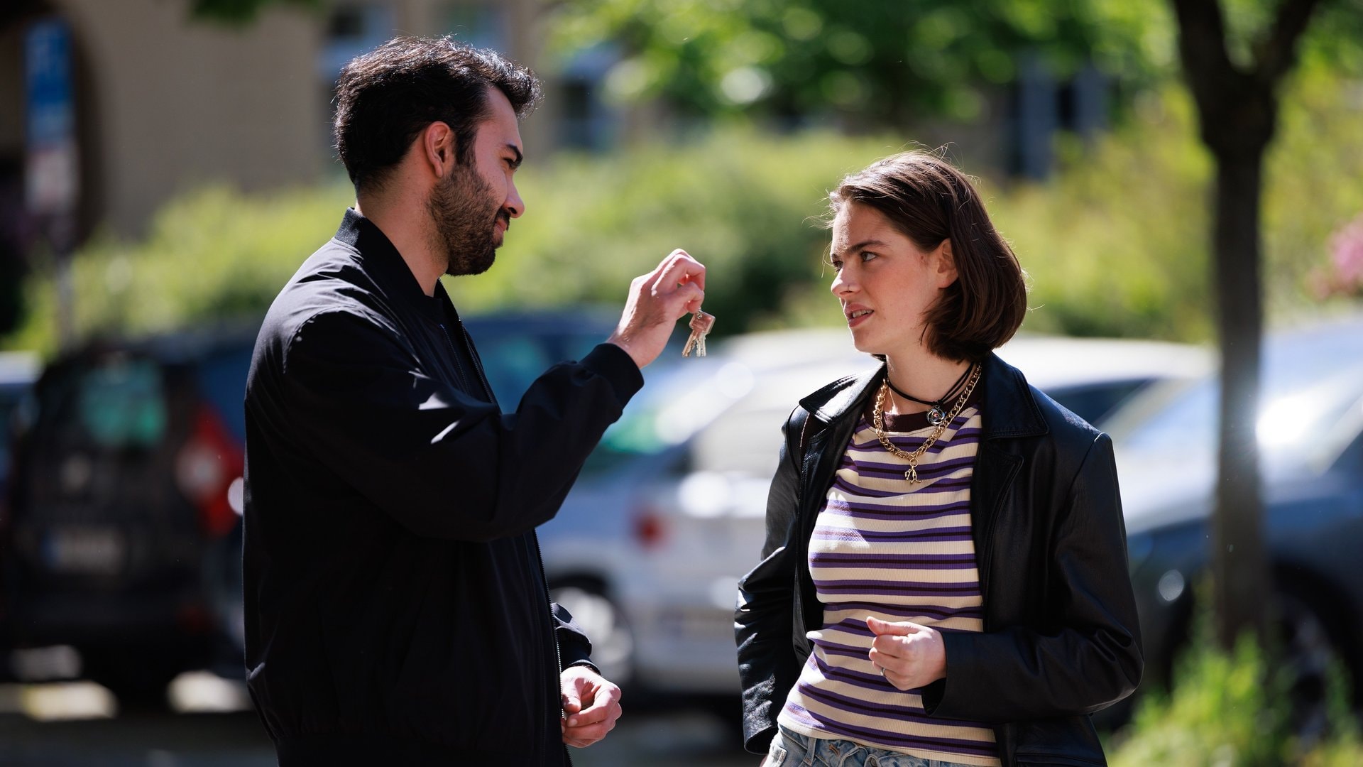 «Unter uns»: Baris (l.) überrascht Larissa mit einem Zimmer in seiner WG.