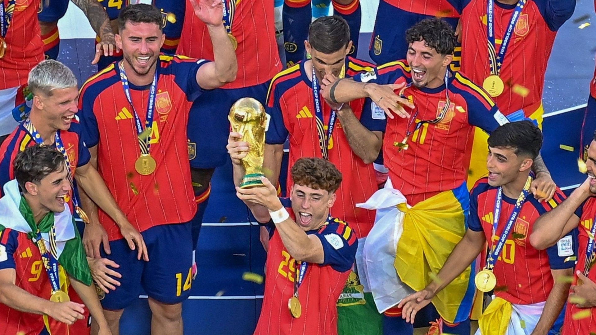 Le voilà, le trophée : les Espagnols célèbrent une nouvelle victoire en Coupe du monde après 2010.
