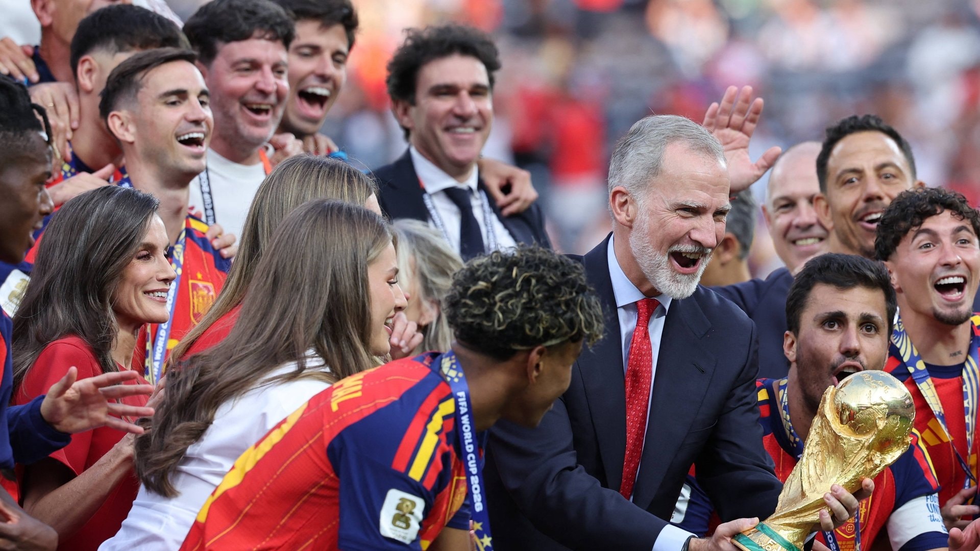 Gemeinsame Freude: Die Königsfamilie mischte sich nach dem Spiel unter die spanische Mannschaft.