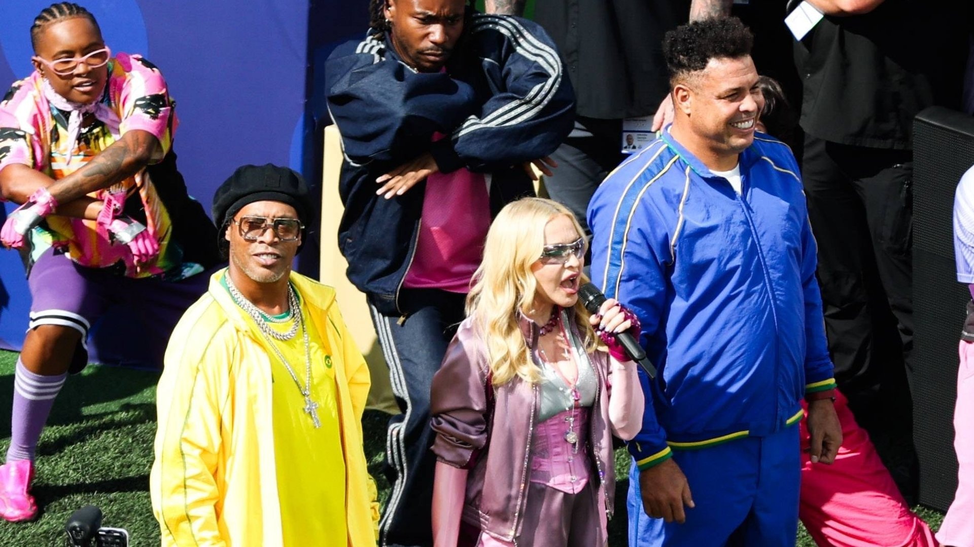 Madonna sang Hand in Hand mit den brasilianischen Legenden Ronaldinho und Ronaldo.